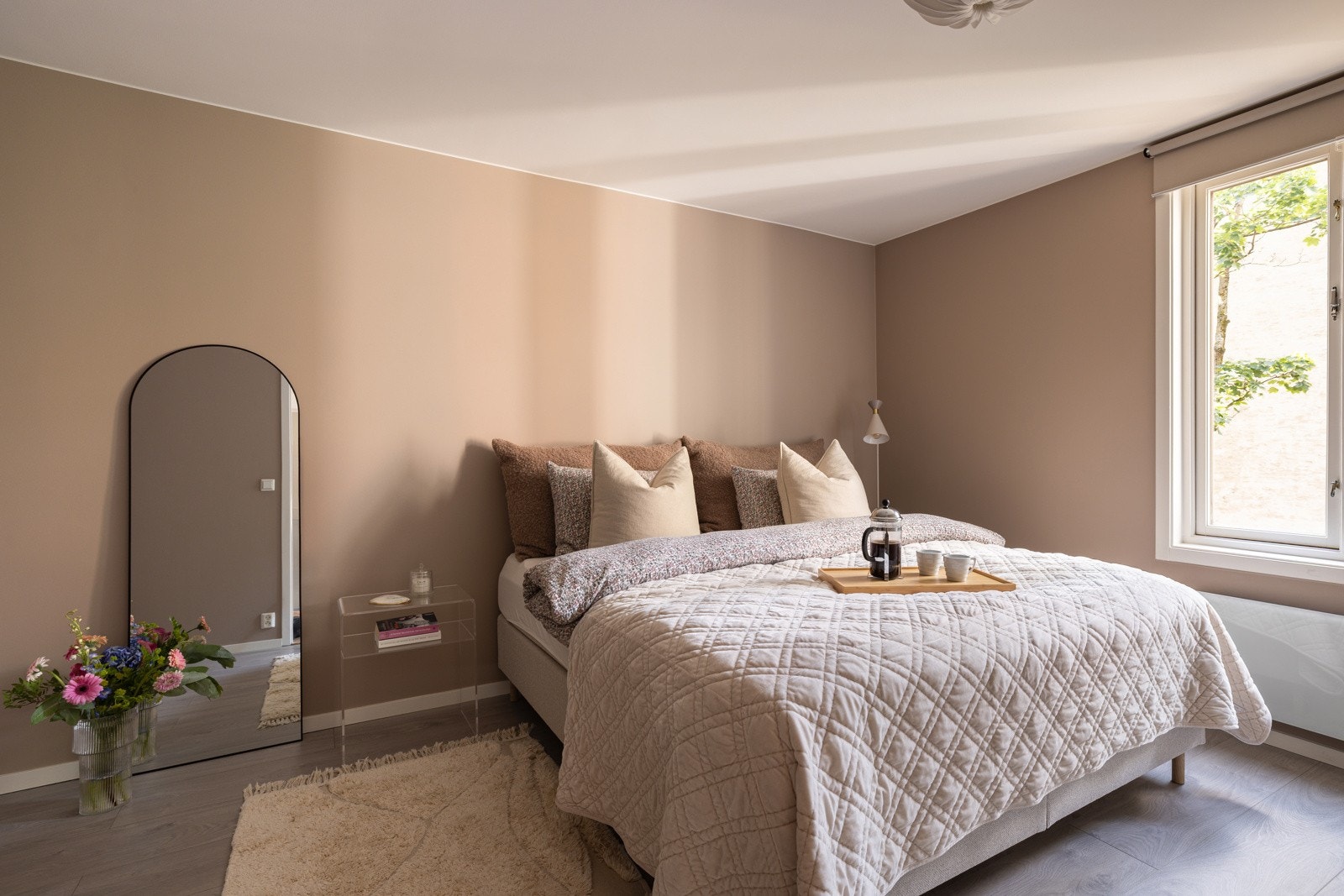 Samme gode og moderne standard som resten av leiligheten med enstavs laminat fra 2022 på gulv, glatte overflater malt i en fin varm farge og skjult elektrisk anlegg. Galleribilde