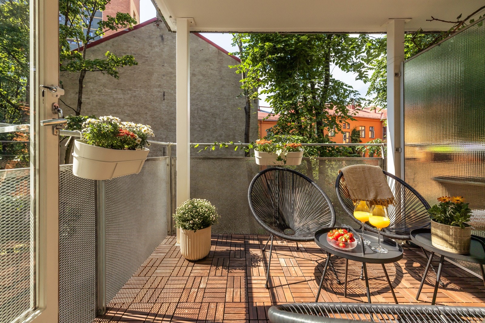 Balkongen er overbygget, har treheller på gulv og god plass til sittegruppe etter eget ønske og behov. Galleribilde