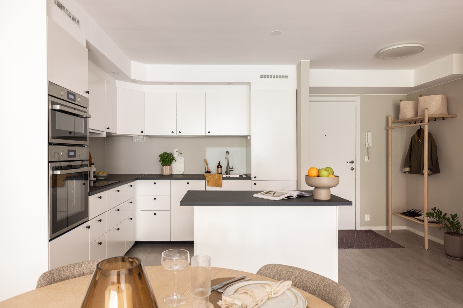 En stor kjøkkenøy deler naturlig av mot stuen, samt sørger for ekstra god skap- og benkeplass. Galleribilde