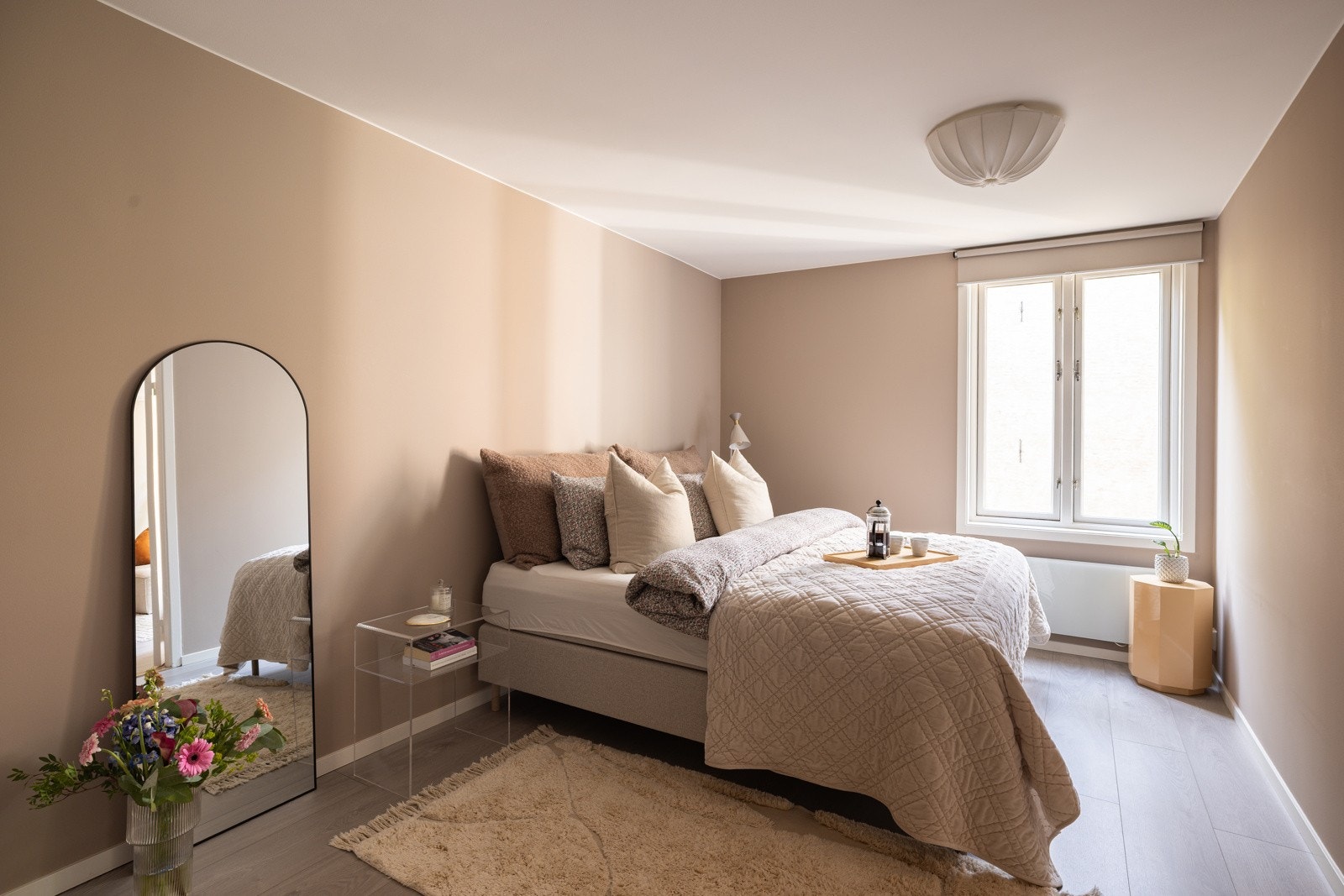 Leiligheten har et stort og innbydende soverom som vender ut mot rolig bakgård uten biltrafikk. Galleribilde