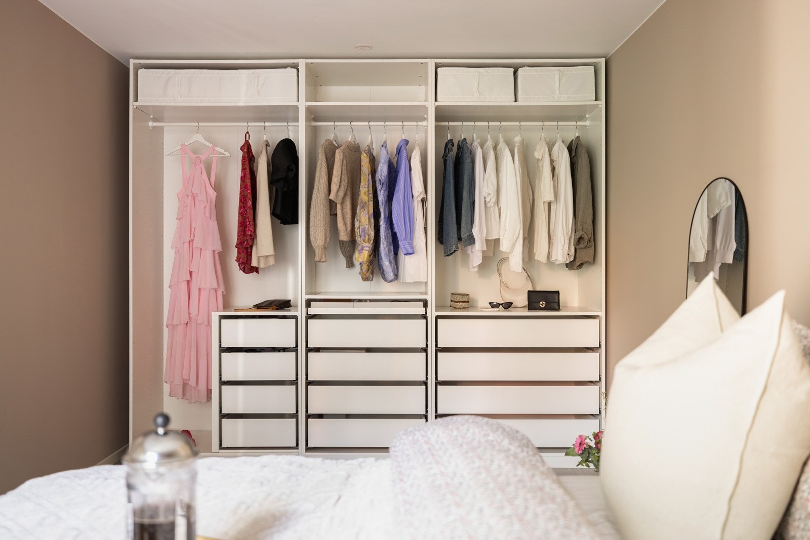 Rikelig med oppbevaringsplass i åpen garderobeløsning med skuffer, hyller og oppheng. Galleribilde