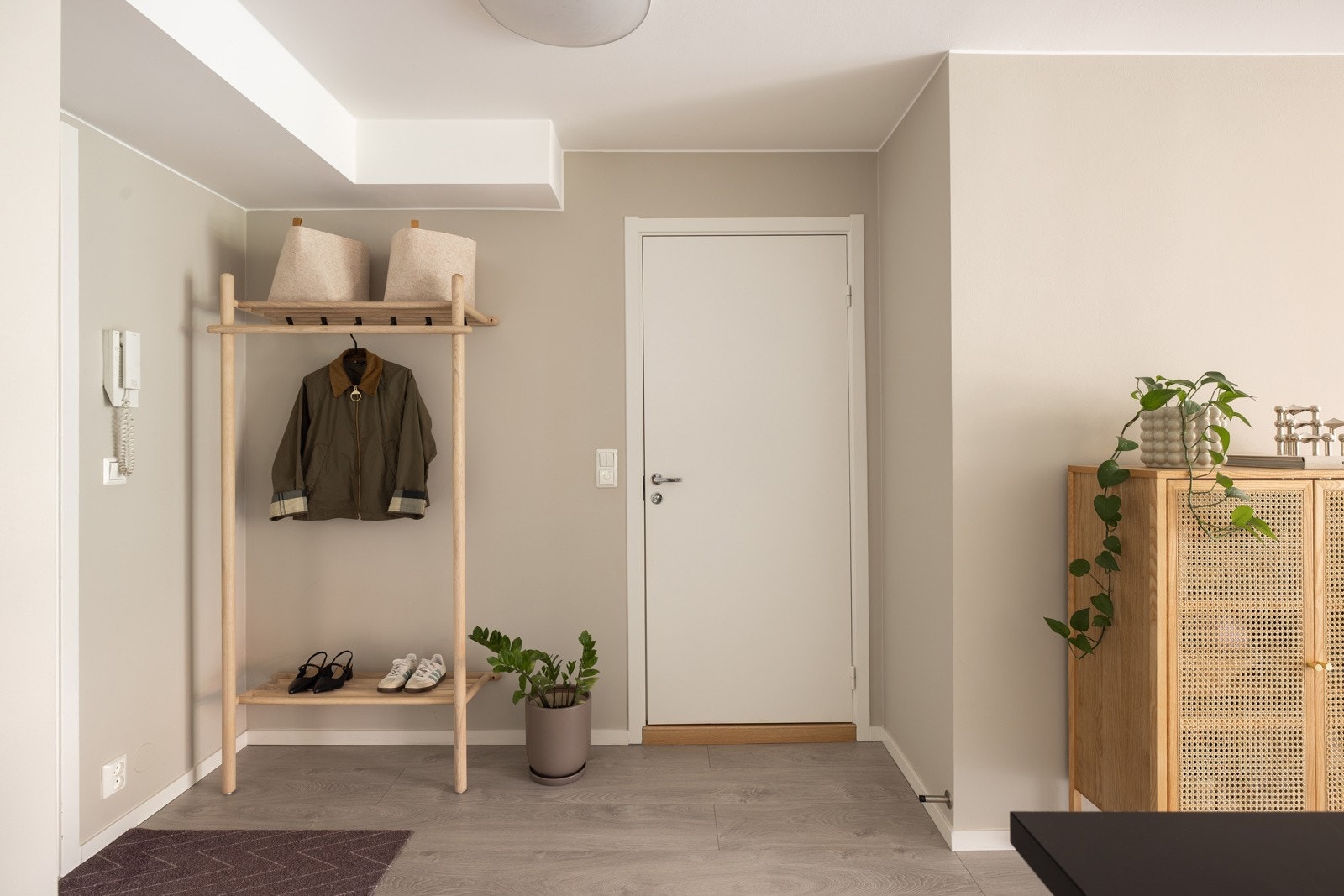 I entréen har du plass til sko og oppheng av yttertøy i flott åpen garderobeløsning, samt ytterligere plass til skoskap eller kommode. Montert porttelefon på vegg og sikringsskap med automatsikringer i felles trapperom. Galleribilde