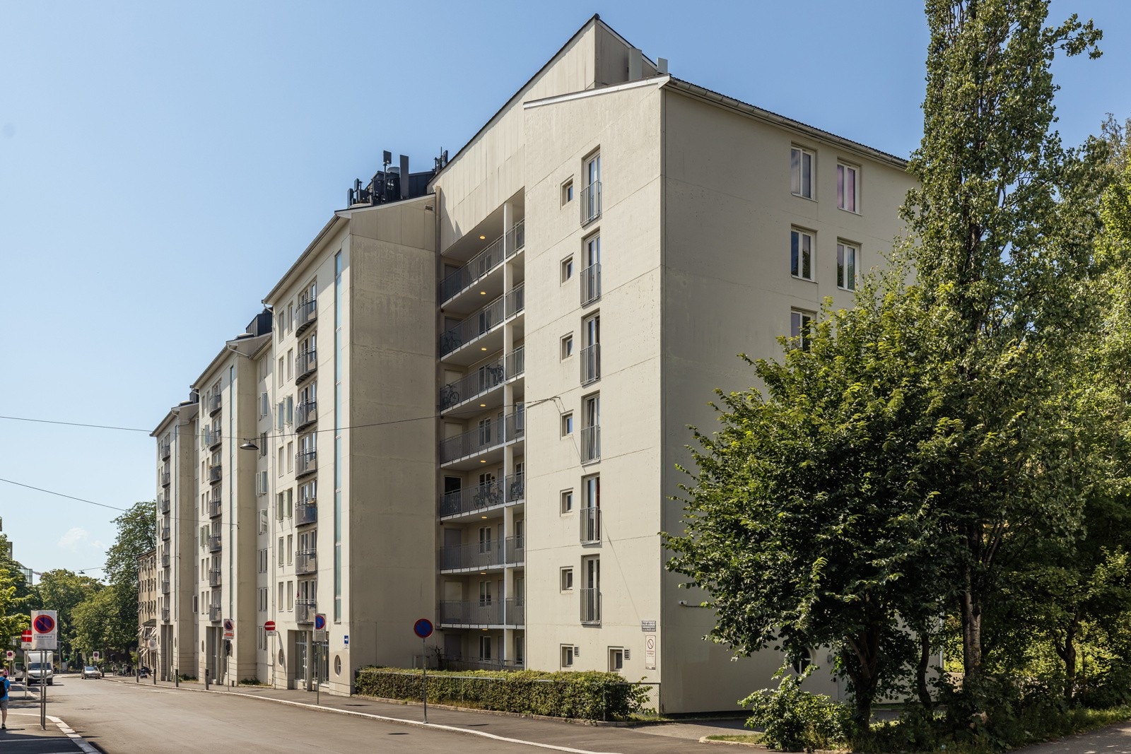 Leiligheten ligger meget sentralt og attraktivt til i Borggata, en rolig gate nær populære Sørli plass, med kun få minutter til Grønland og sentrum. Galleribilde