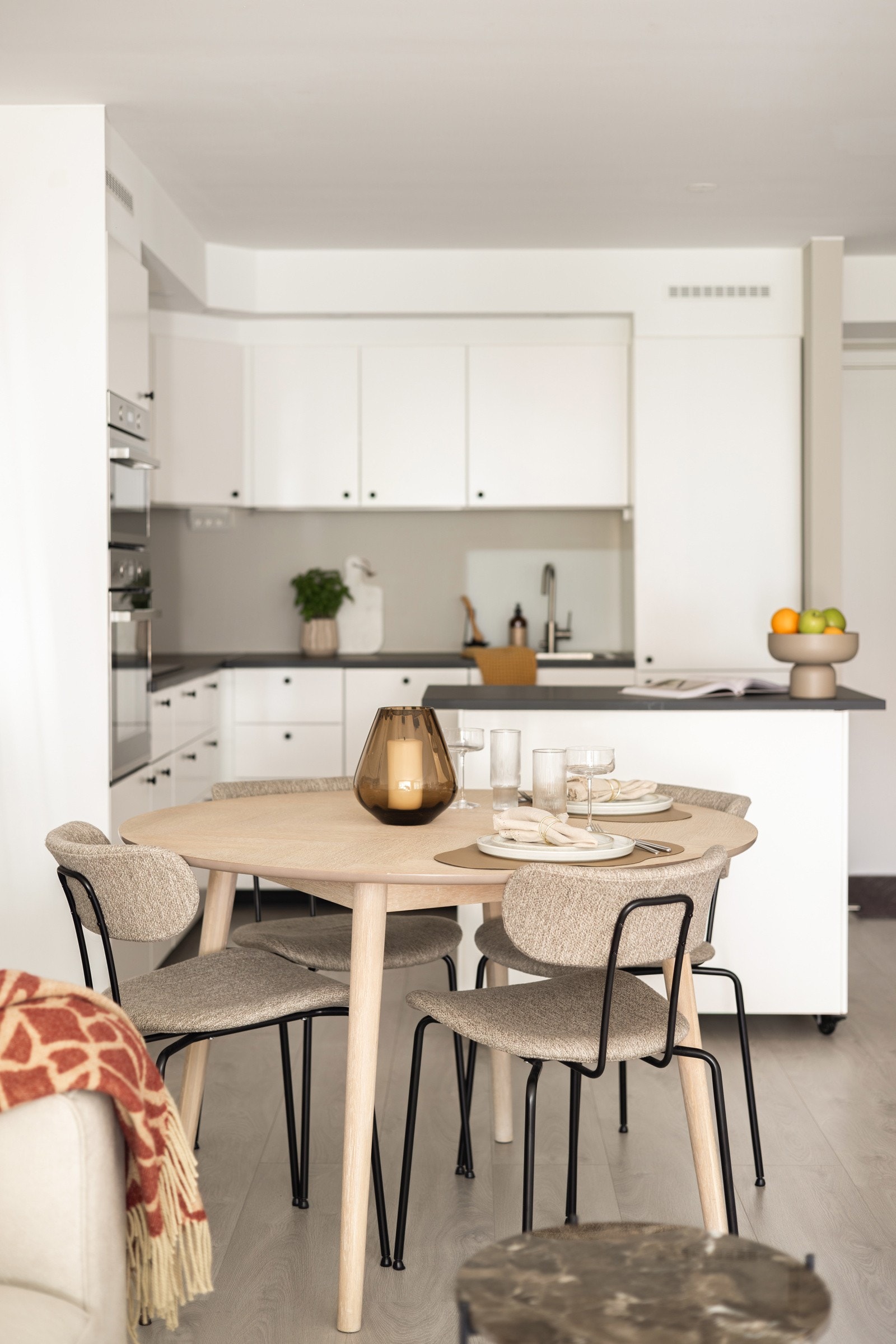 Kjøkkenet ligger i en fin, sosial og åpen løsning med stuen. Galleribilde