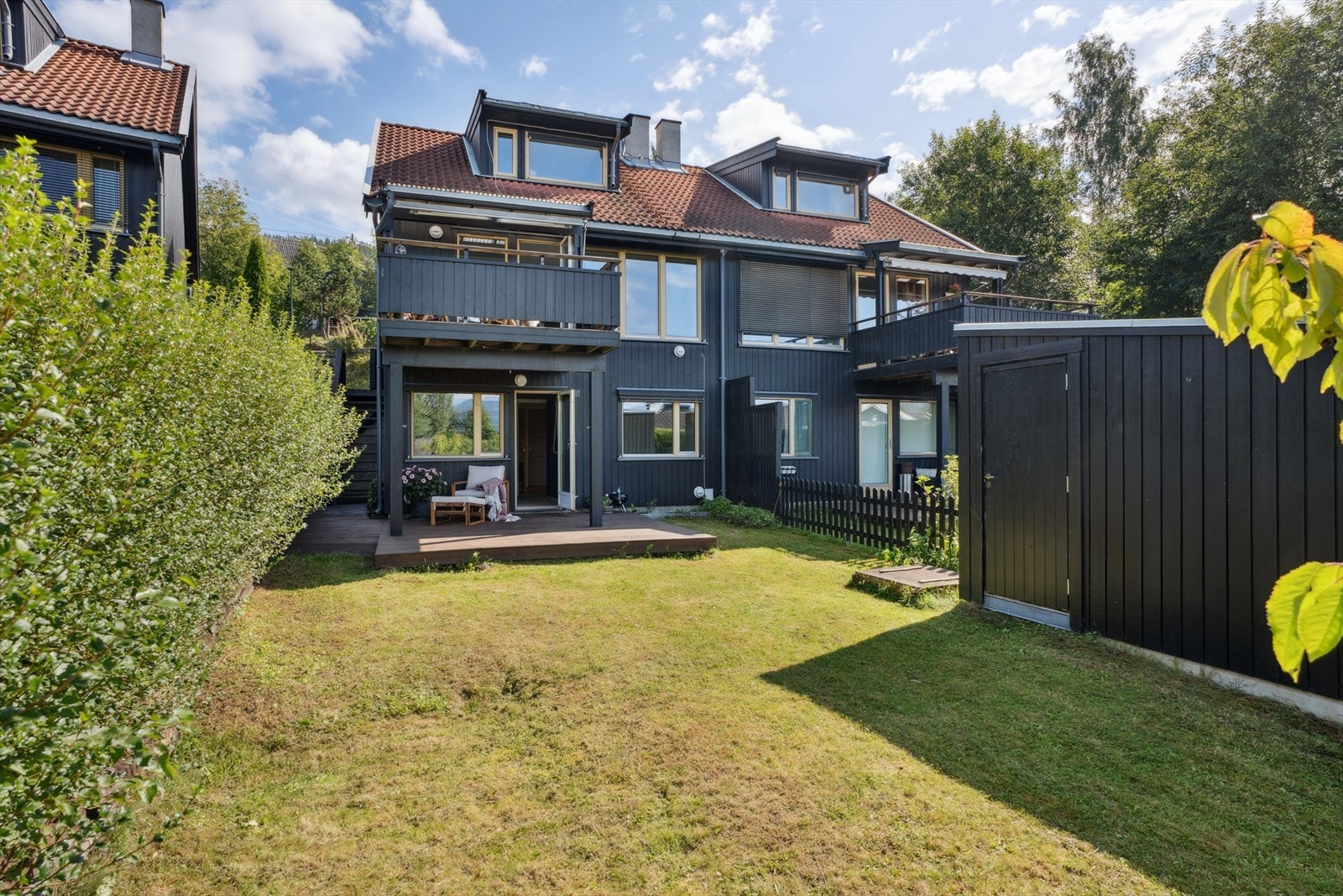 Hagen er inngjerdet og har også en låsbar utebod på 3 kvm. Galleribilde