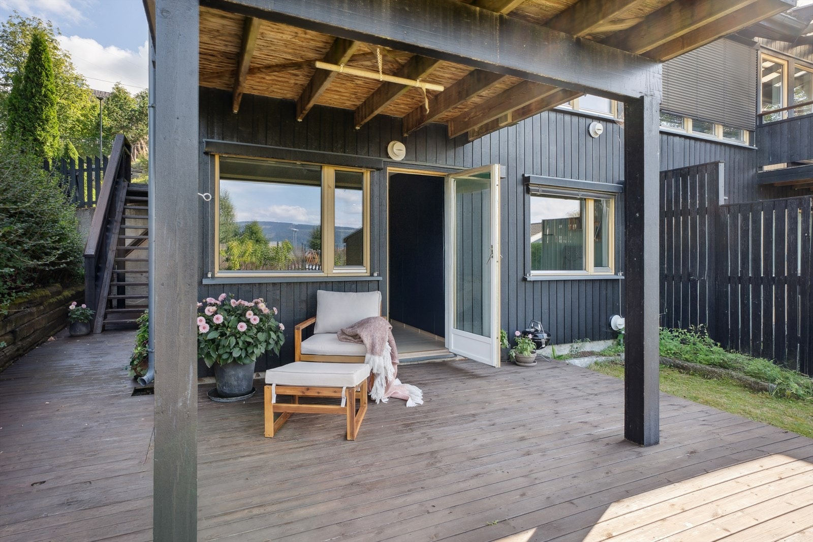 Utgang fra det ene soverommet i underetasjen til en overbygget markterrasse på 16 kvm. Galleribilde