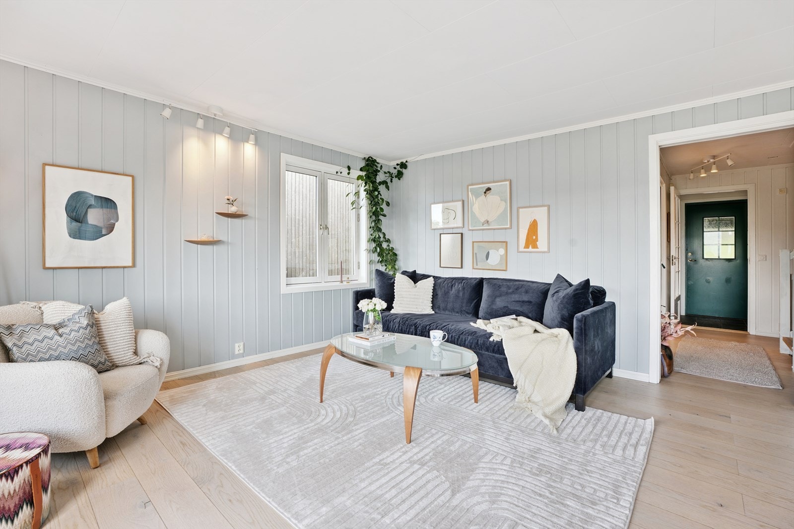 Her er det plass til sofagruppe med TV-løsning, godstol og et spisebord. Galleribilde