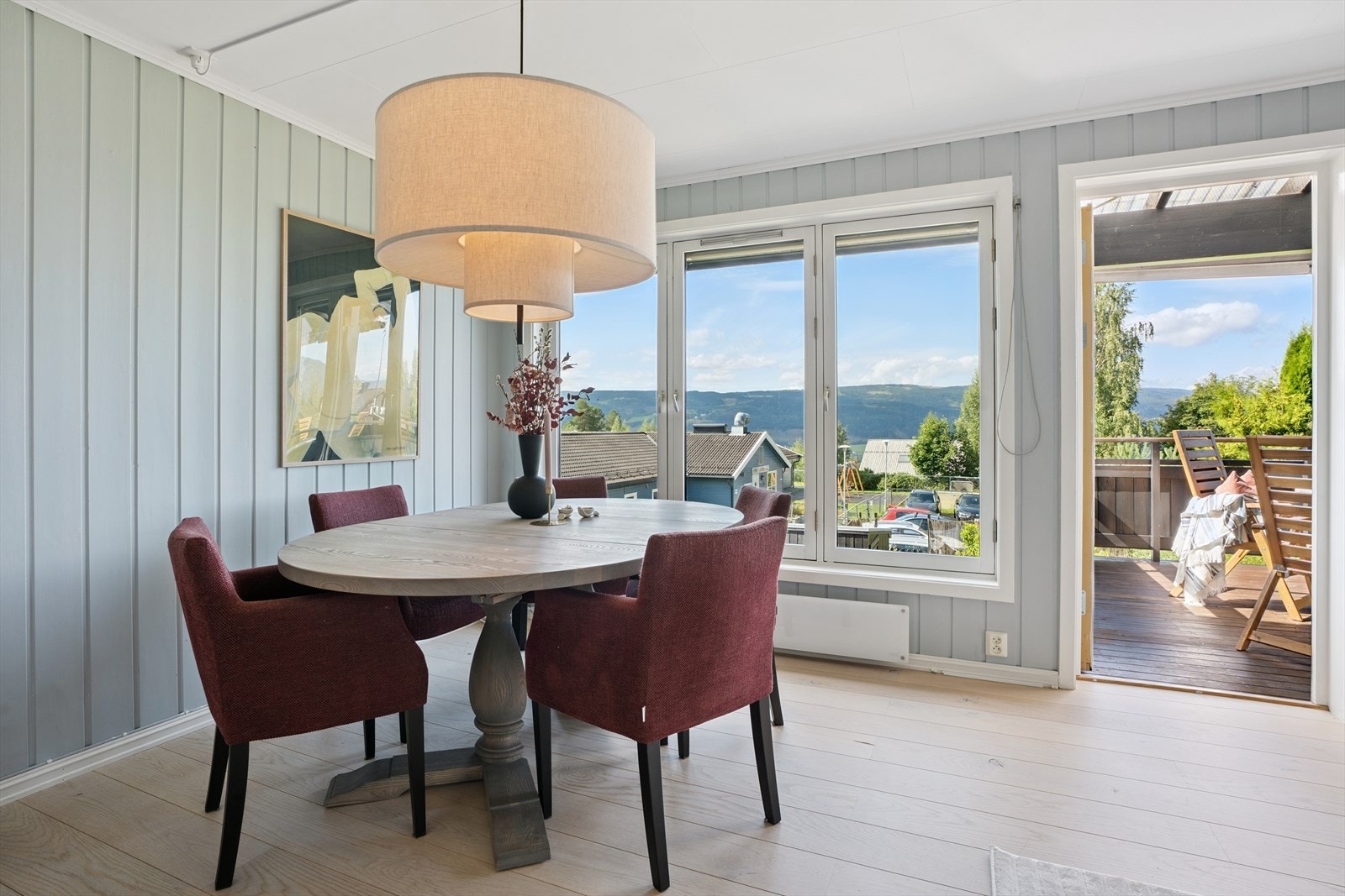 Stuen har lysmalte vegger og pen énstavs parkett som gir rommet et pent preg. Galleribilde