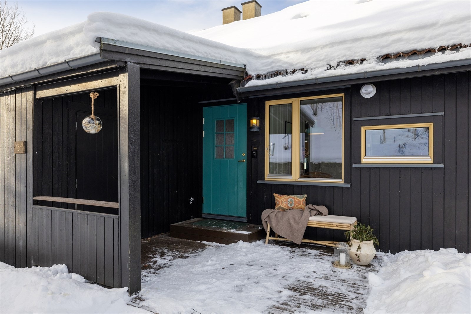 Ved inngang til boligen er det også tilgang til en praktisk bod for oppbevaring av diverse utstyr. Galleribilde