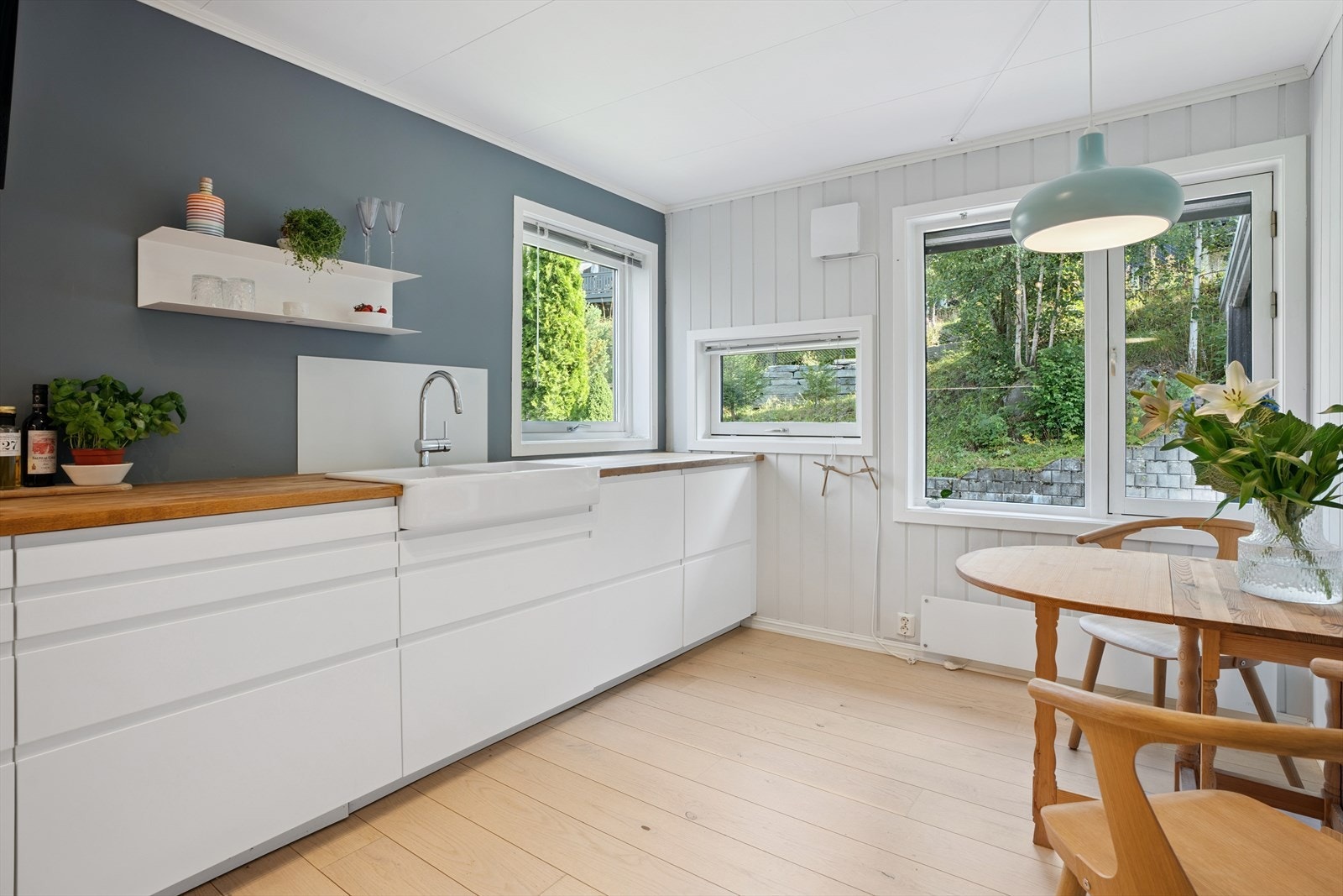 Innredningen har integrerte hvitevarer som stekeovn, koketopp og kombiskap kjøl/frys, som sørger for en sømløs og effektiv kjøkkenopplevelse. Galleribilde