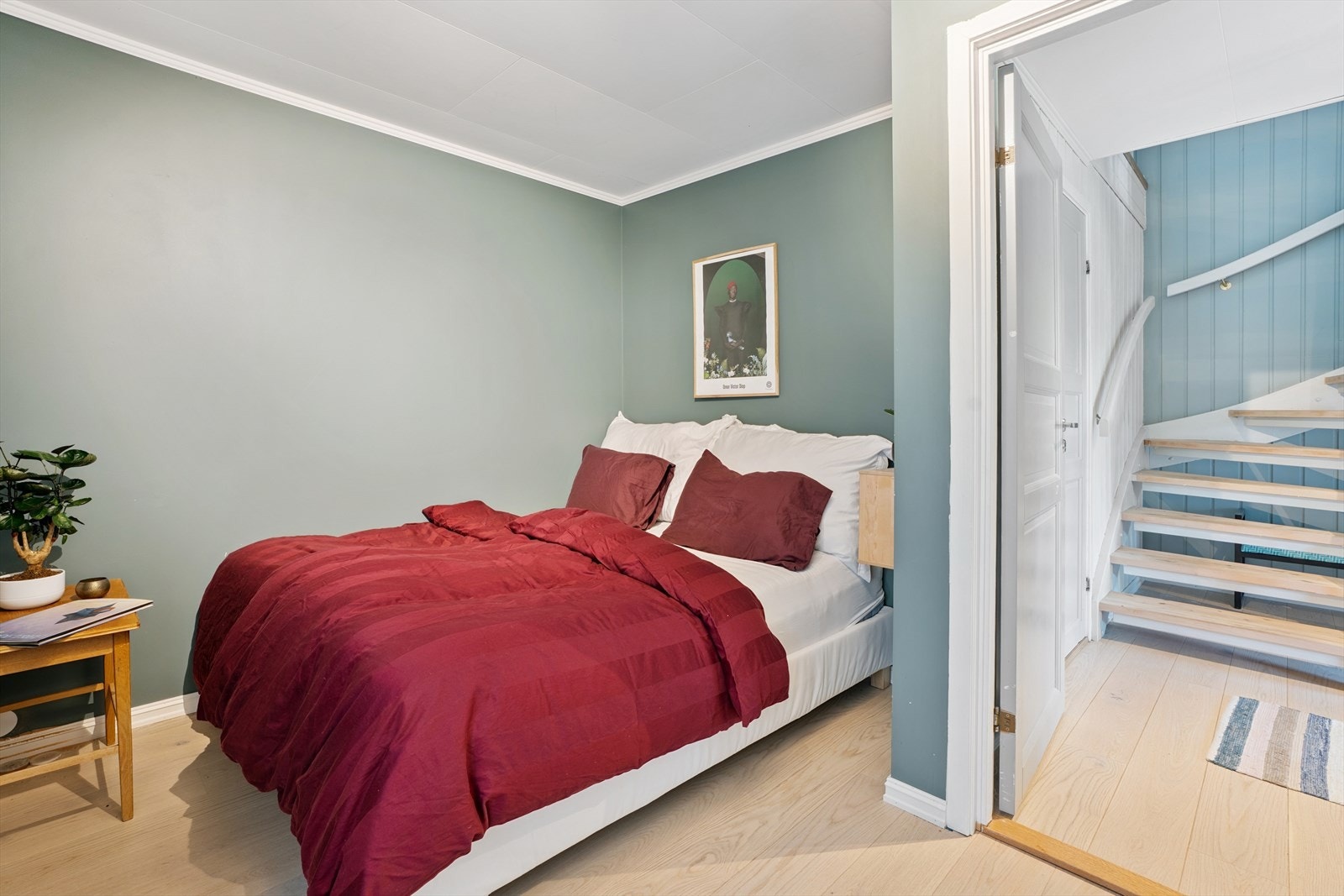 Lyst og delikat soverom i underetasjen. Galleribilde