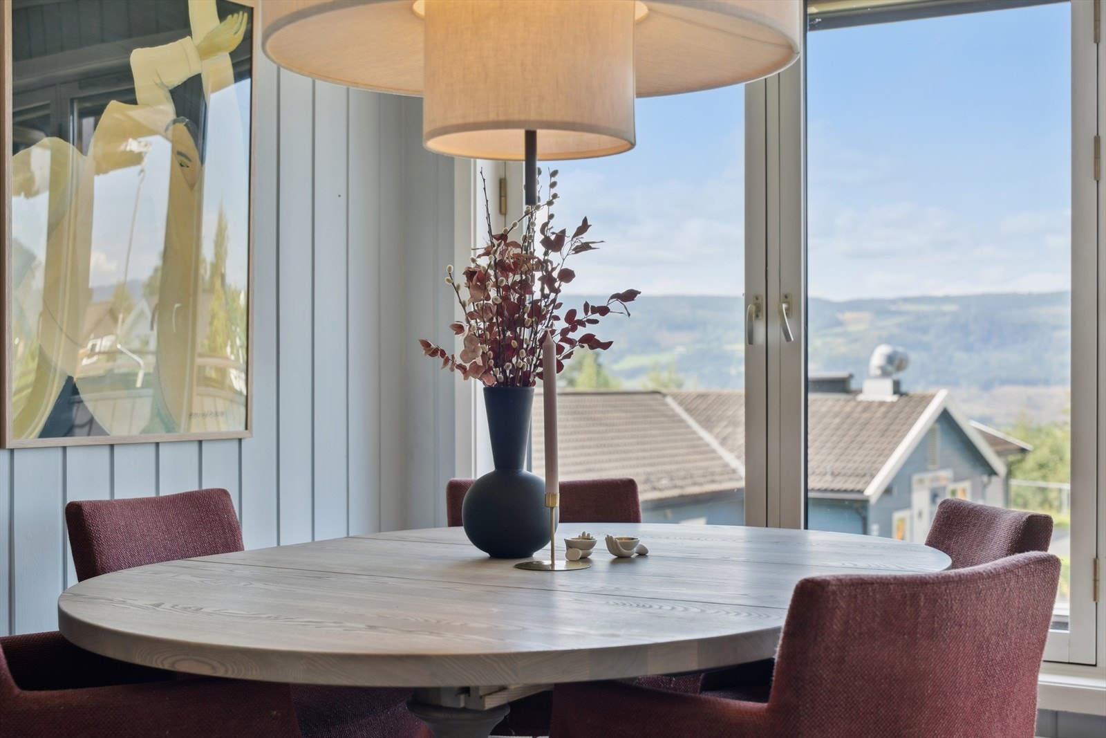 De store vinduene, sammen med terrassedøren, gir rommet rikelig med naturlig lys og skaper en luftig atmosfære. Galleribilde