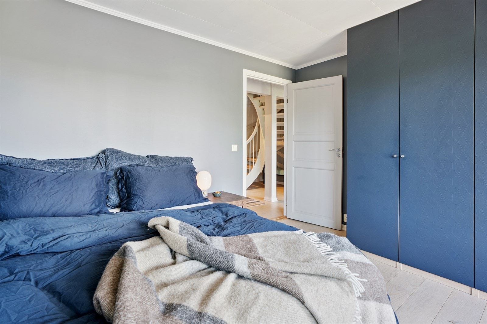 Boligen har til sammen fire soverom, noe som gir rikelig med plass til familie, gjester eller til hjemmekontor. Galleribilde