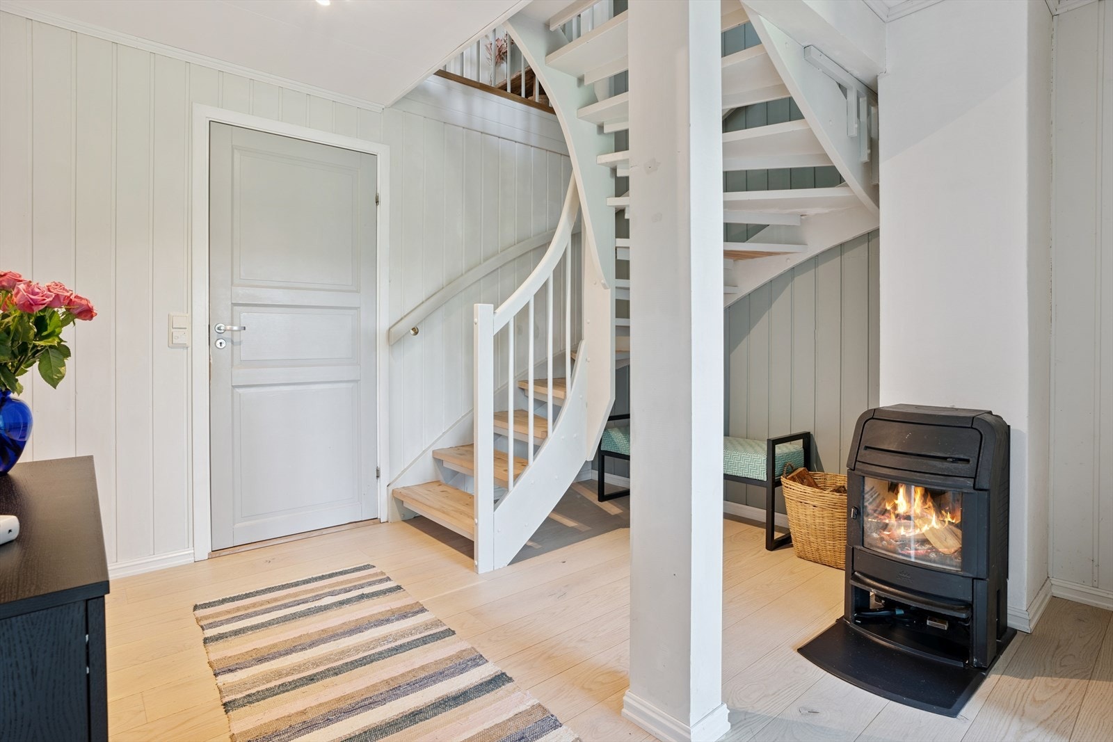 Det er også en peis i gangen nede som gir gode varme i etasjen om vinteren. Galleribilde