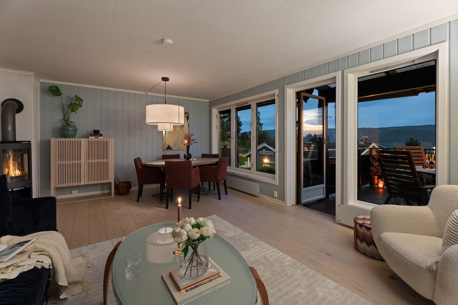 Fra stuen er det flott utsikt og utgang til verandaen som blir et ekstra oppholdsrom. Galleribilde