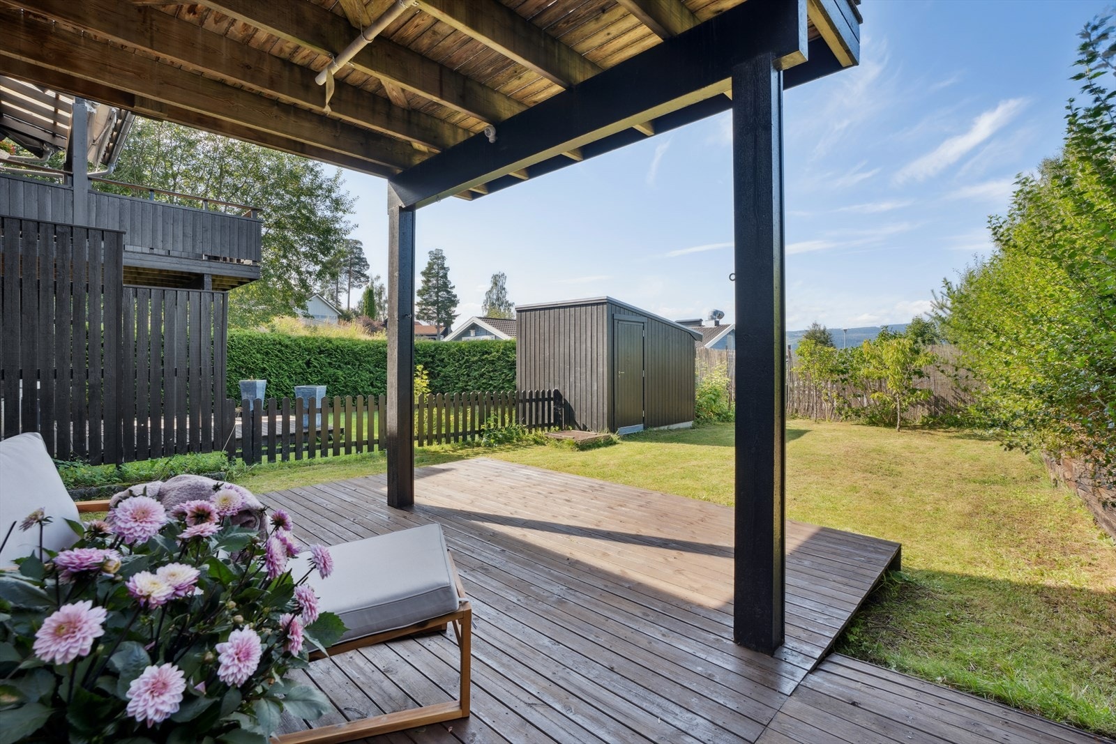 Fra markterrassen er det direkte tilgang til hagen. Galleribilde