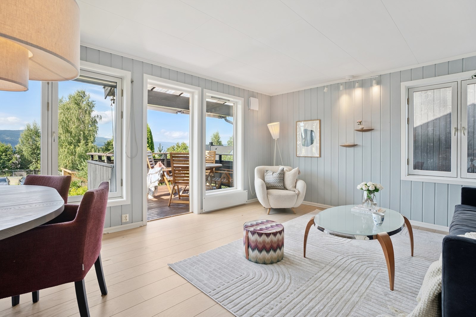 Fra stuen er det utgang til en solrik veranda på 9 kvm, som er delvis overbygget. Galleribilde