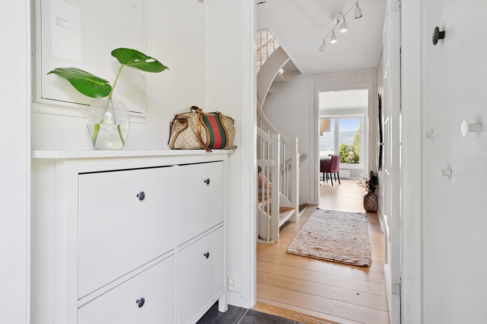 Innenfor døren blir du møtt av en romslig entré med hvitmalte vegger og flislagt gulv med behagelig gulvvarme. Galleribilde