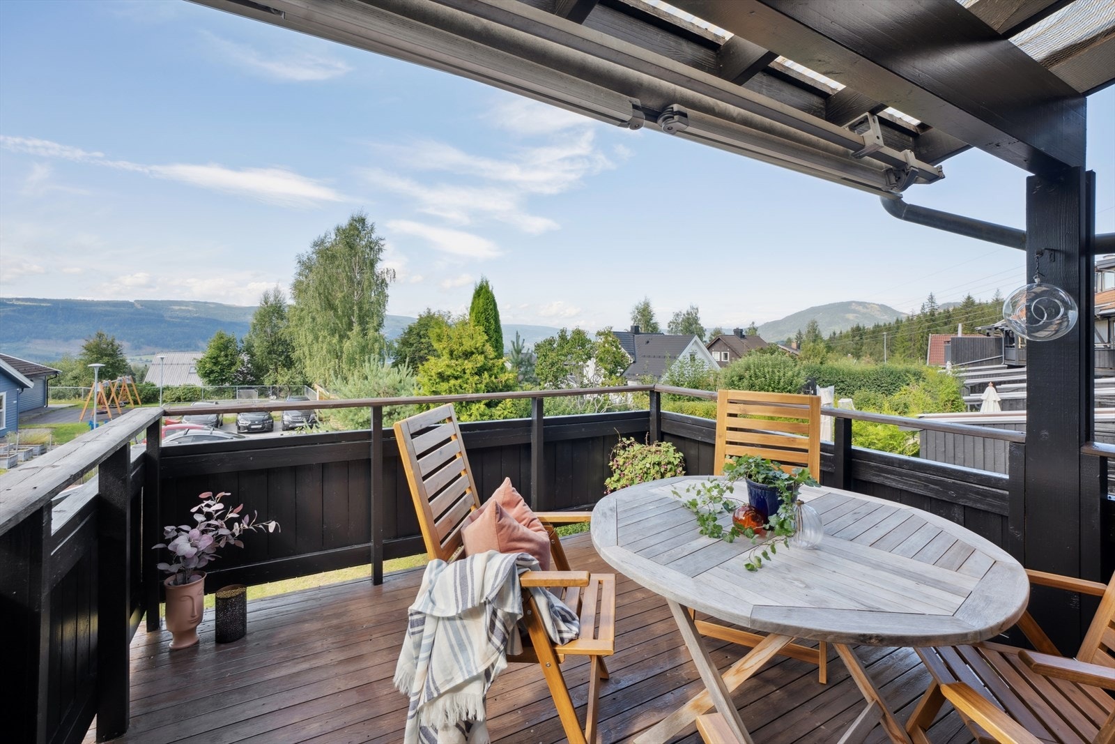 Fra stuen er det utgang til en vestvendt veranda på 9 kvm, som er delvis overbygget. Galleribilde