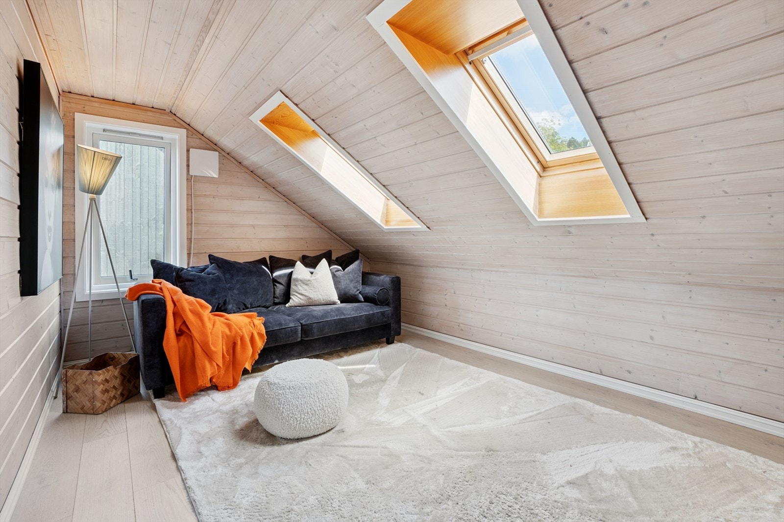 Loftstuen ligger i tilknytning til soverommet i etasjen, og utgjør en attraktiv ungdomsavdeling. Galleribilde