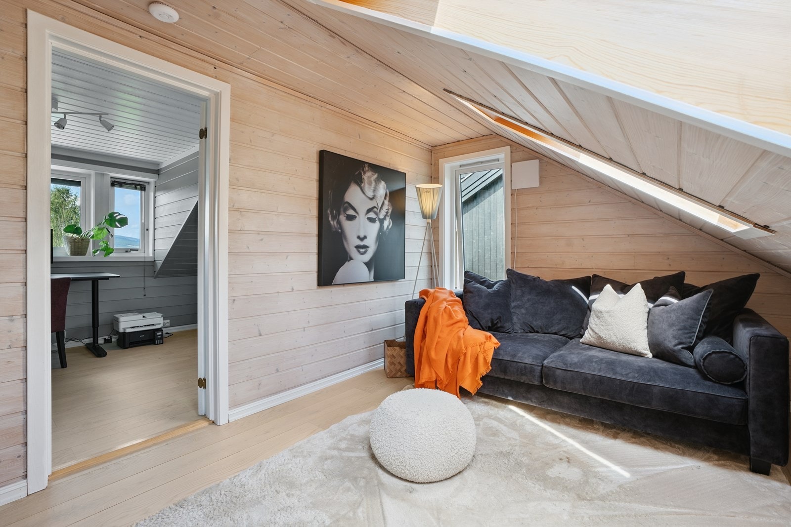 I tillegg til hovedstuen inneholder boligen en loftstue, et praktisk ekstra oppholdsrom. Galleribilde