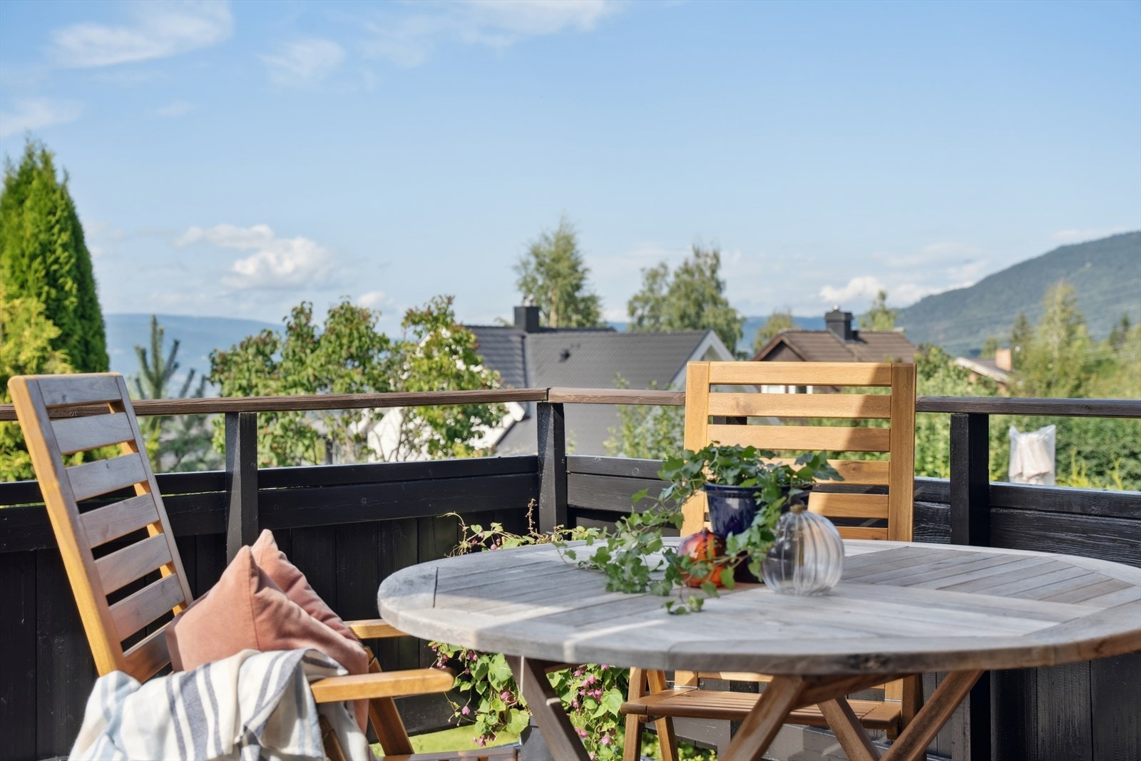 Eiendommen skråner mot vest og byr på vidstrakt utsikt og gode solforhold. Galleribilde