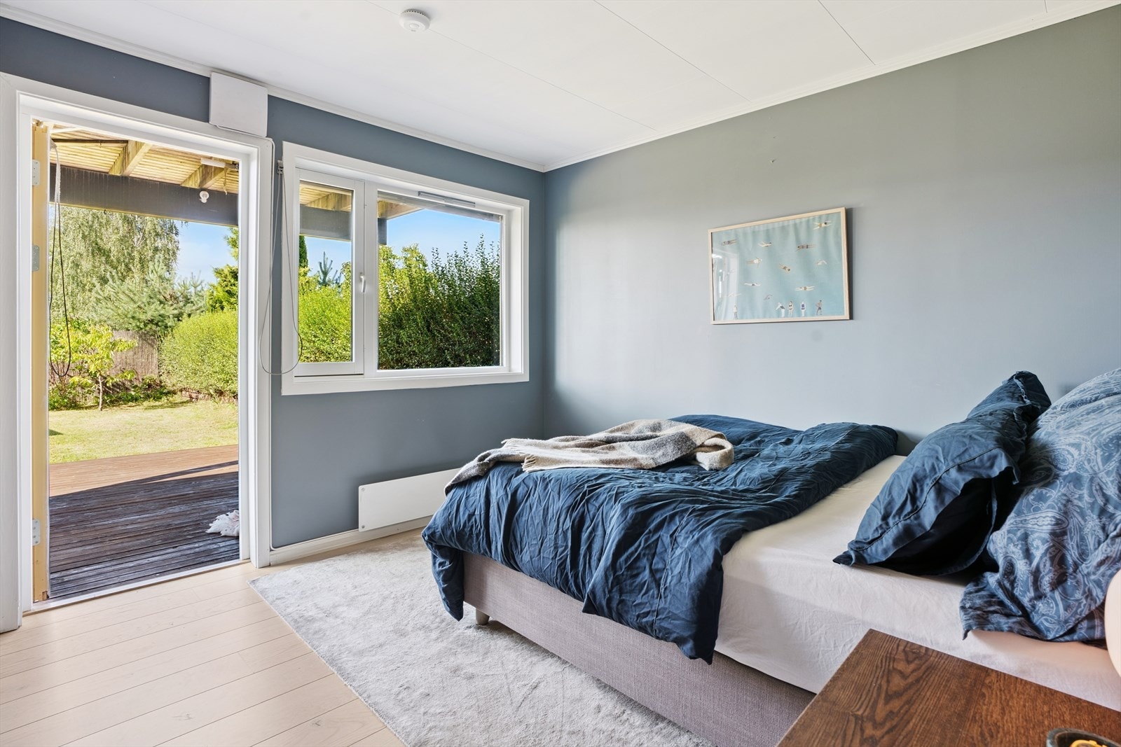 Det ene soverommet i underetasjen har i tillegg direkte utgang til et hyggelig uteområde med markterrasse og tilhørende hage. Galleribilde