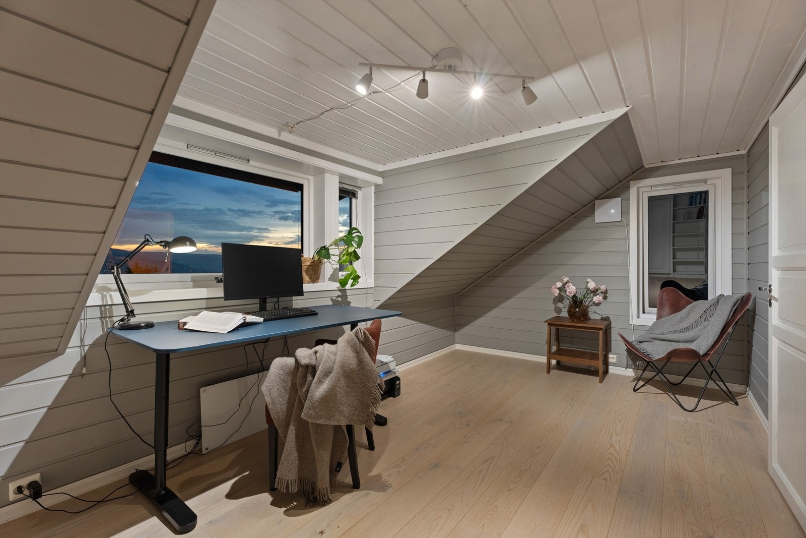 Kontorarbeid i kveldstimene blir ekstra hyggelig med det store vinduet i rommet. Galleribilde