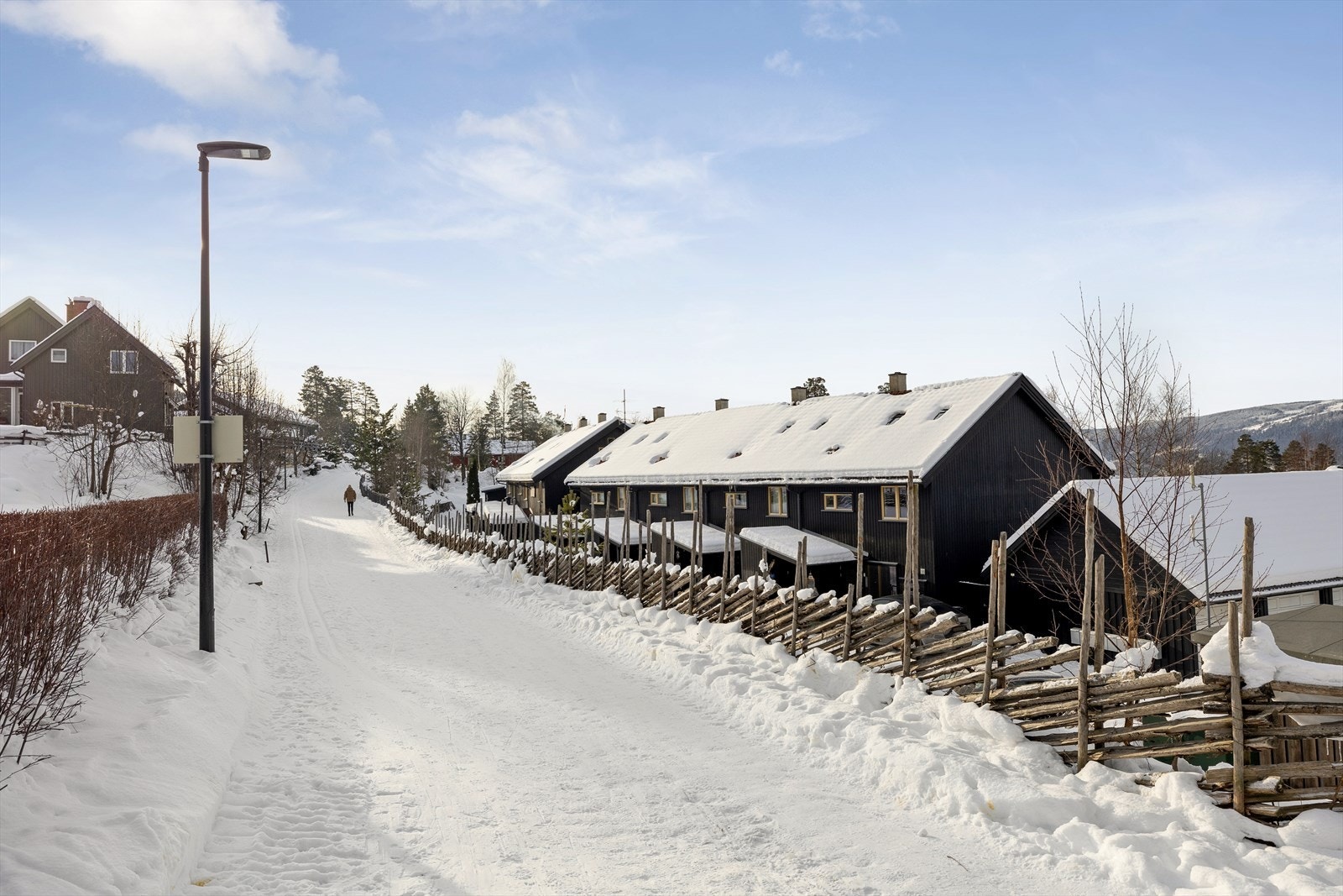 Tverrløypa med oppkjørte skiløyper går rett ovenfor boligen. Galleribilde