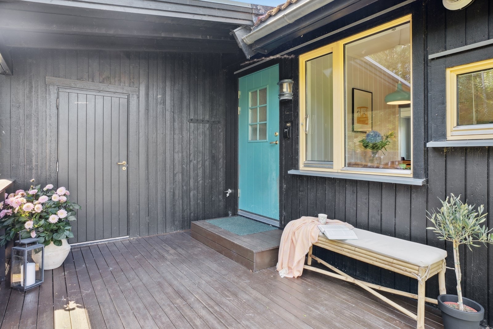 Deler av terrassen er overbygd og det er enkel adkomst til en bod på ca. 4 kvm. Galleribilde