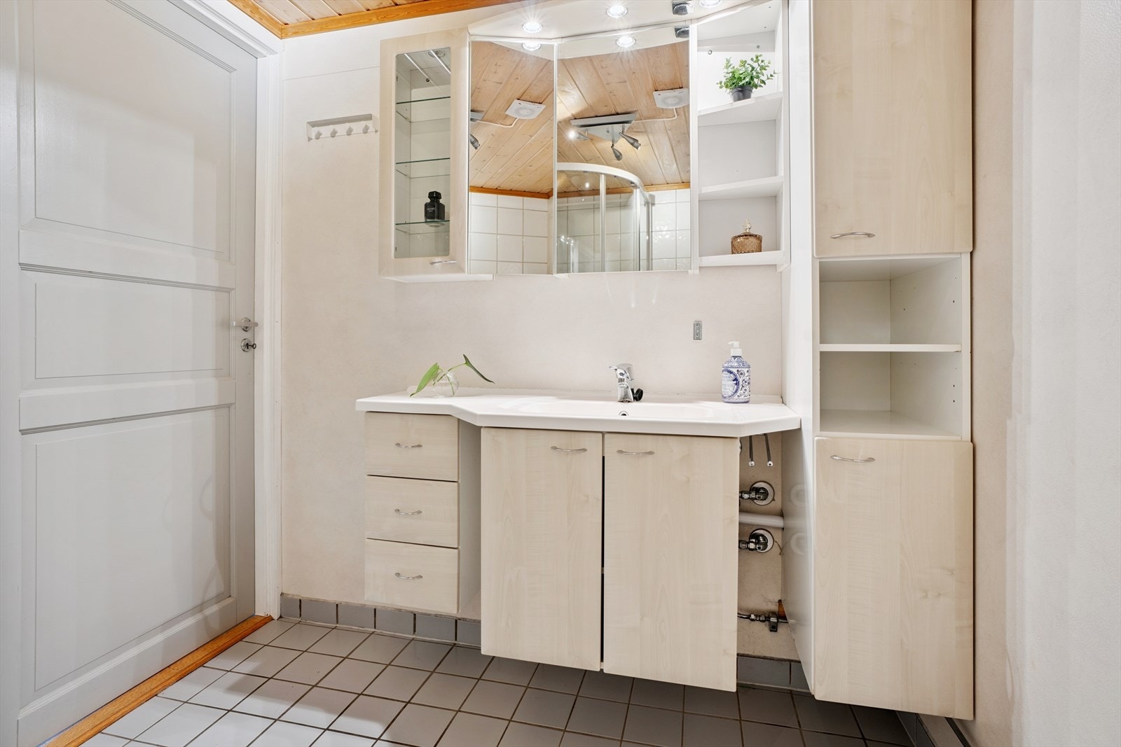 Badet ligger i underetasjen har flislagt gulv med behagelige varmekabler, og fliser og våtromsbelegg på veggene. Galleribilde