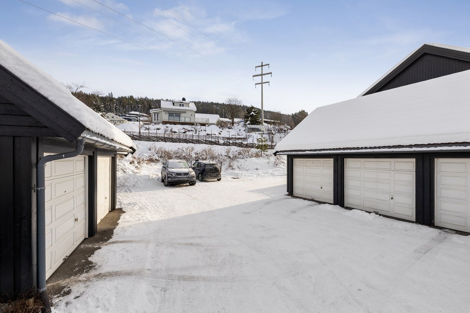 Til boligen følger fast biloppstillingsplass med el-billader. Galleribilde