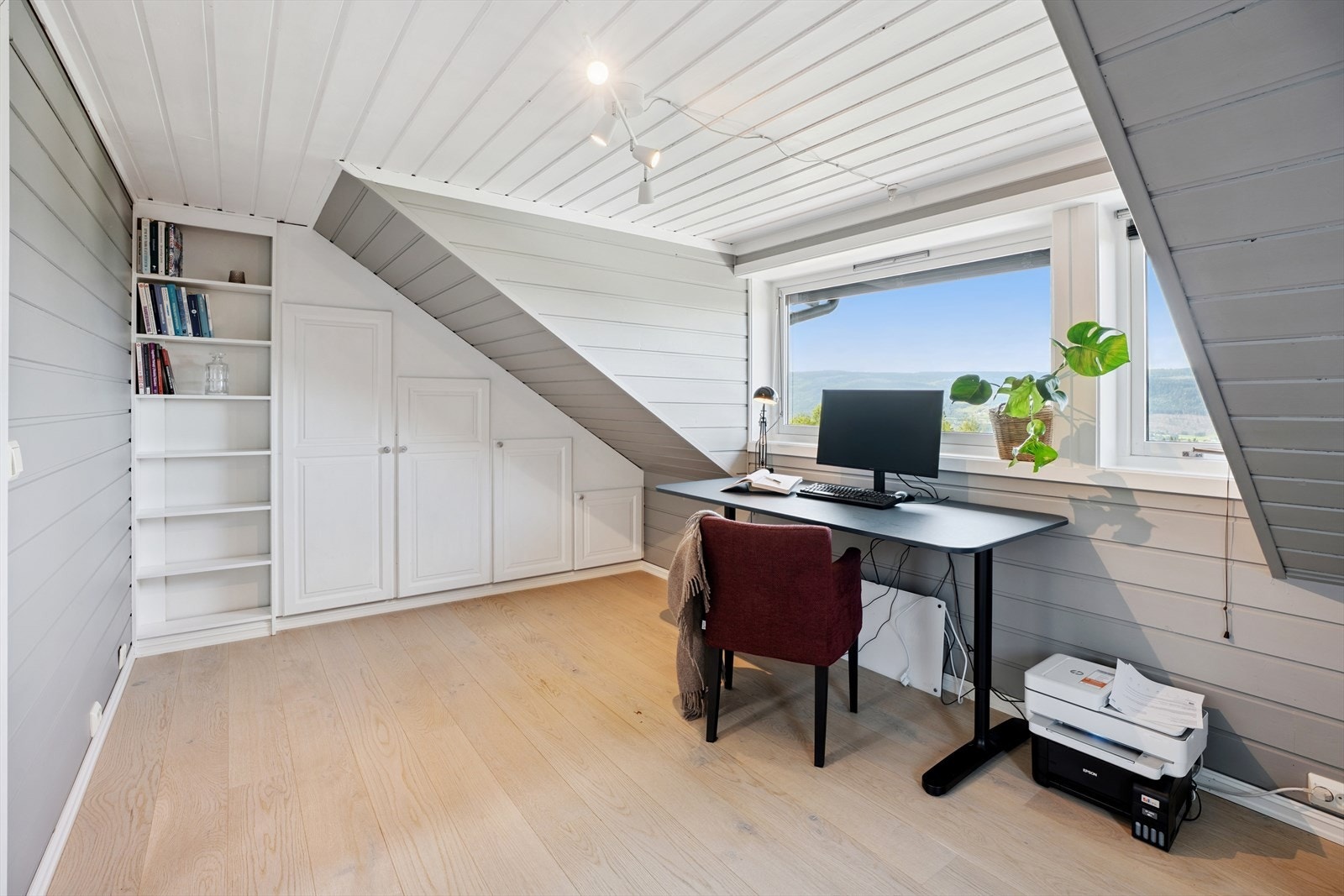 Dette soverommet har plassbygget garderobeskap og hylleløsning. Galleribilde