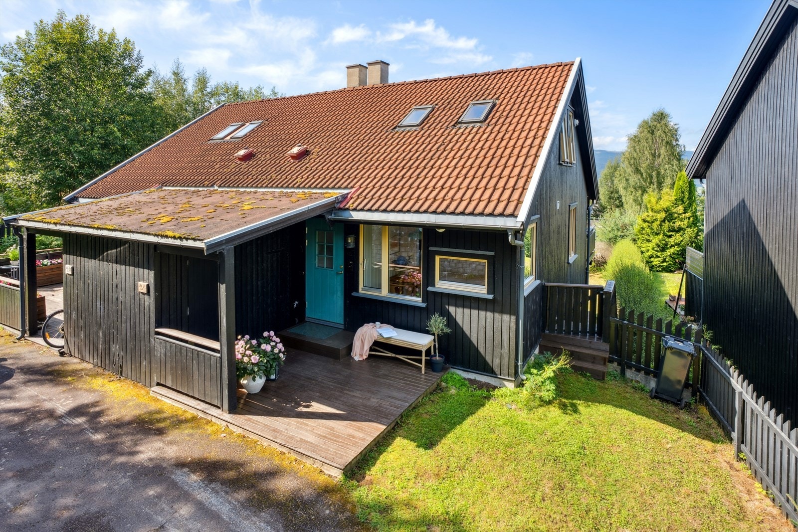 I tilknytning til inngangspartiet ligger en koselig terrasse på 11 kvm - det perfekte sted å innta dagens første kaffekopp. Galleribilde