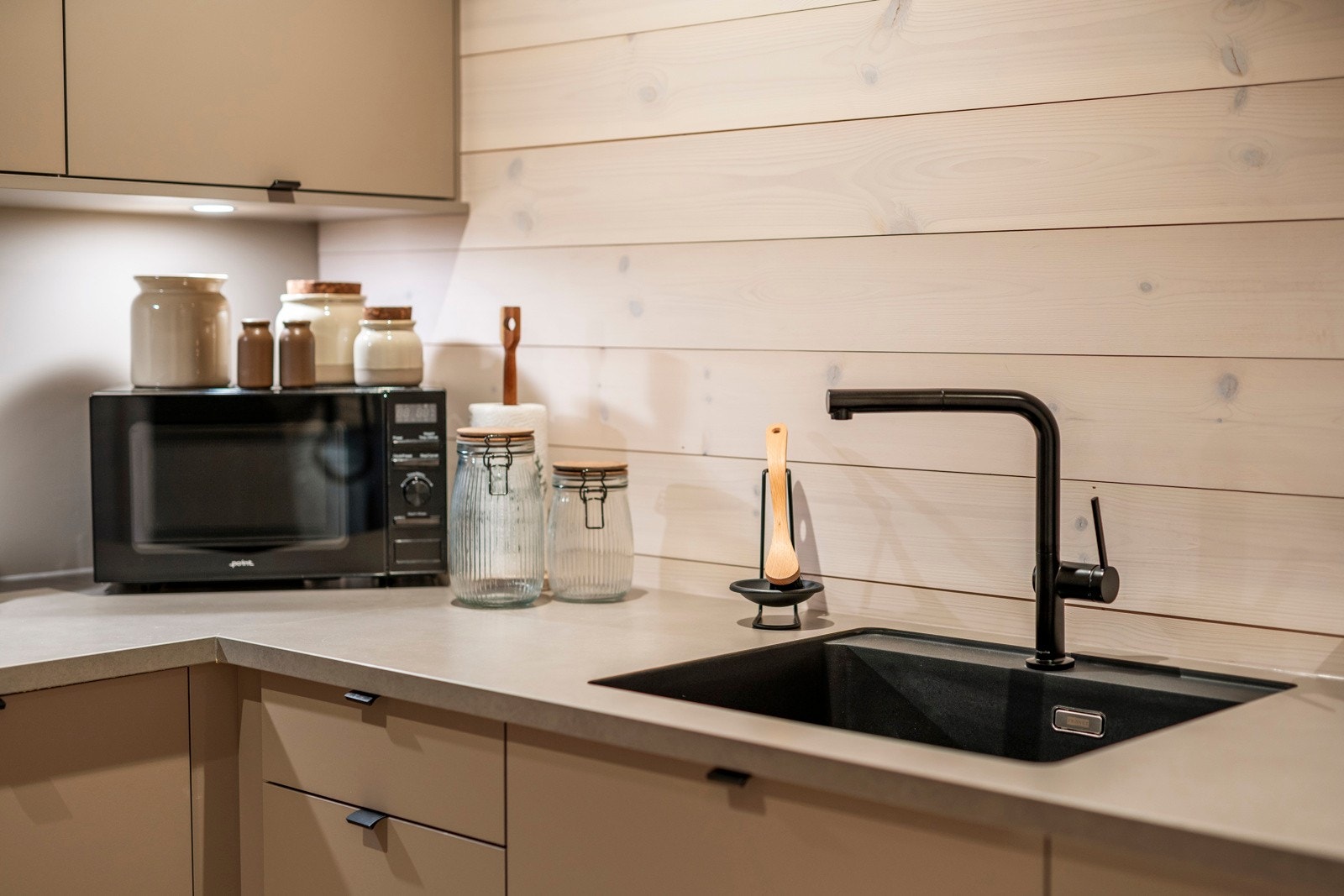 Kjøkkenplatene, 16 mm tykke, er belagt med melamin i en lys mokka farge, med kanter i samme fargetone. Galleribilde