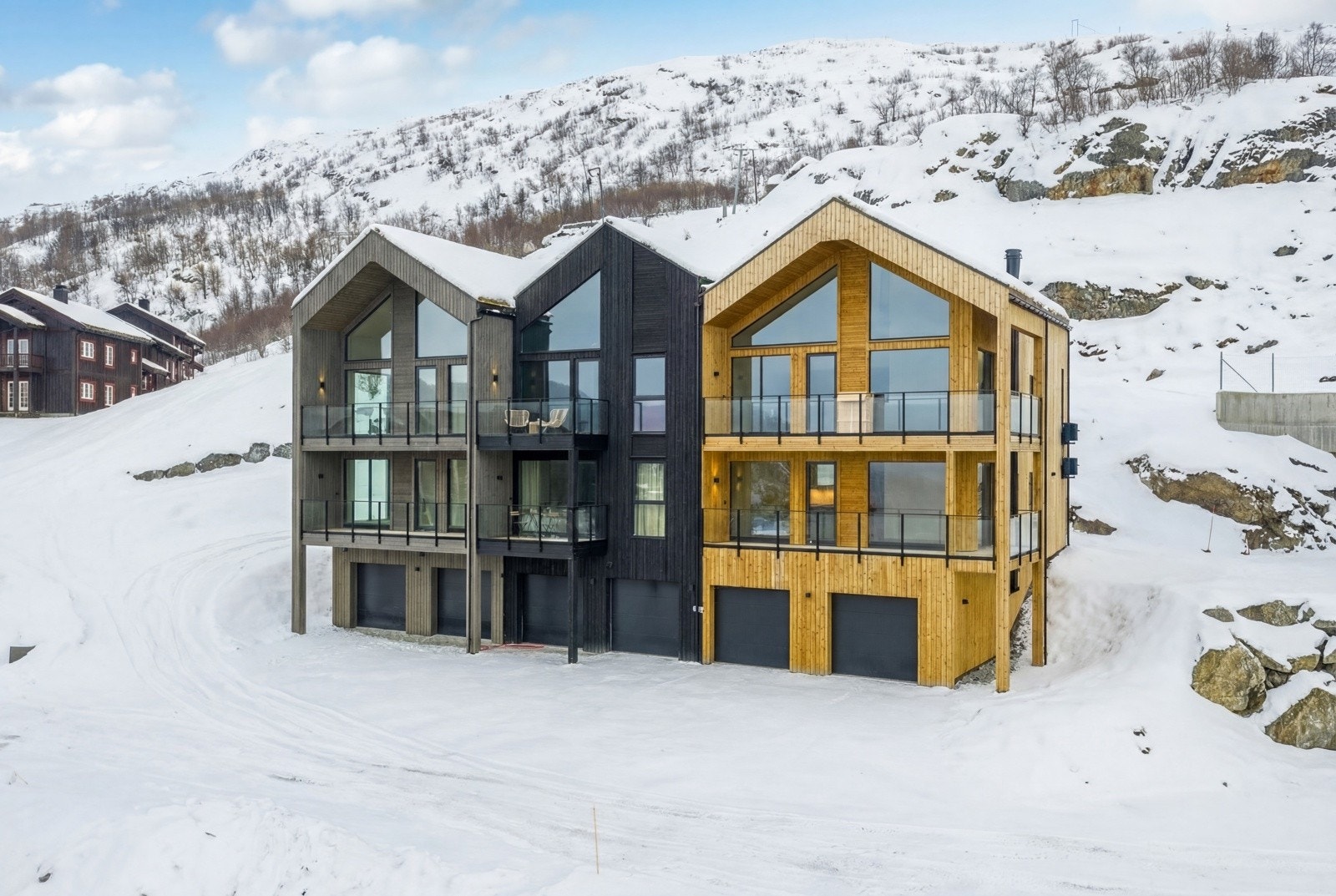 Bygget inneholder 6 leiligheter, garasjer og boder. Galleribilde