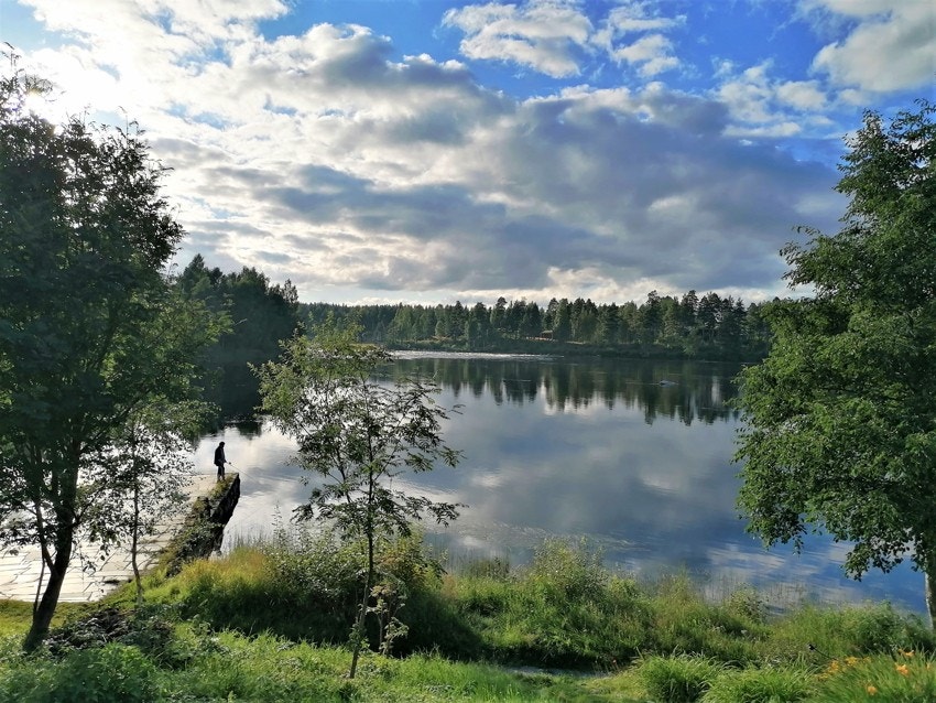 Kort vei til Glomma for bading og fiske..jpg Galleribilde