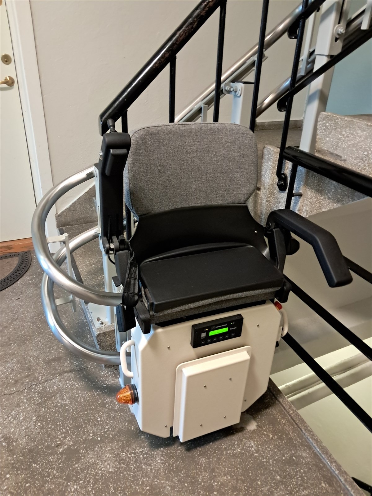 Det er montert heisstol i oppgangen Galleribilde