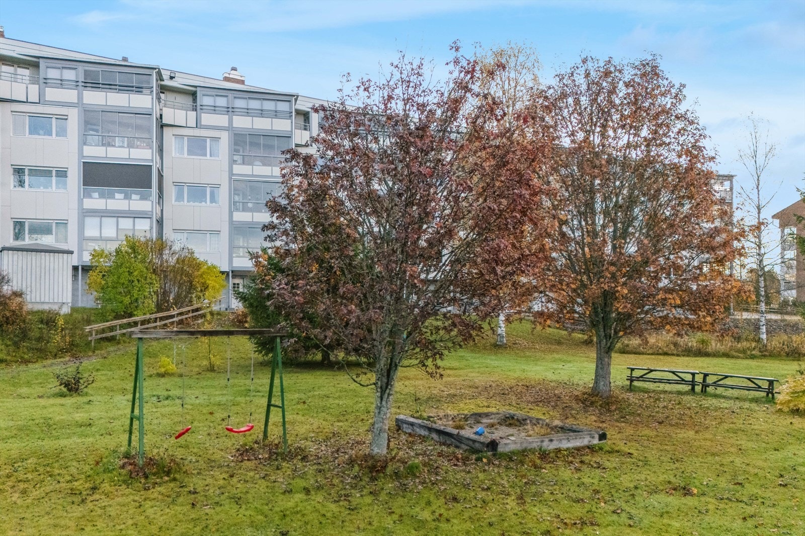 Bygget har nyere, innglassede verandaer. Galleribilde