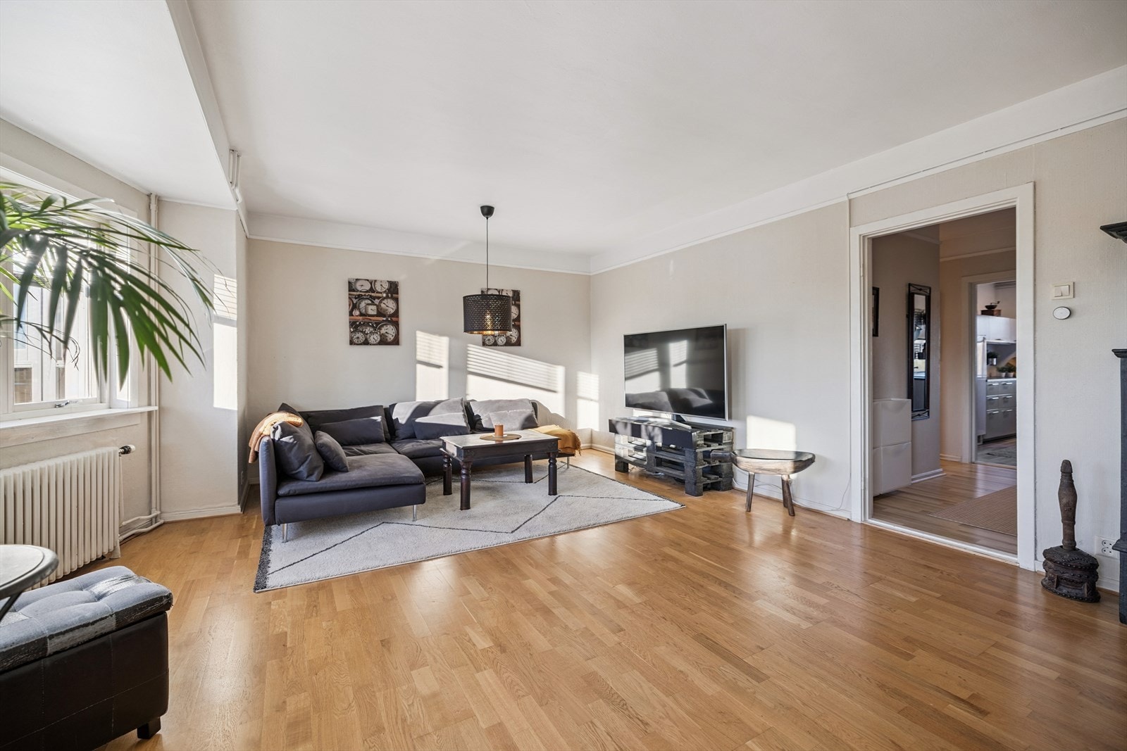 Lys og romslig stue. Galleribilde