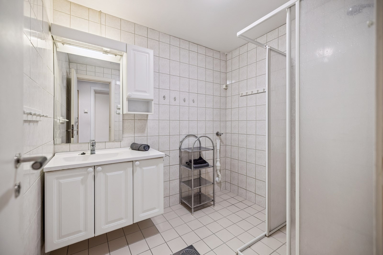 Flislagt bad med dusjhjørne og opplegg for vaskemaskin Galleribilde