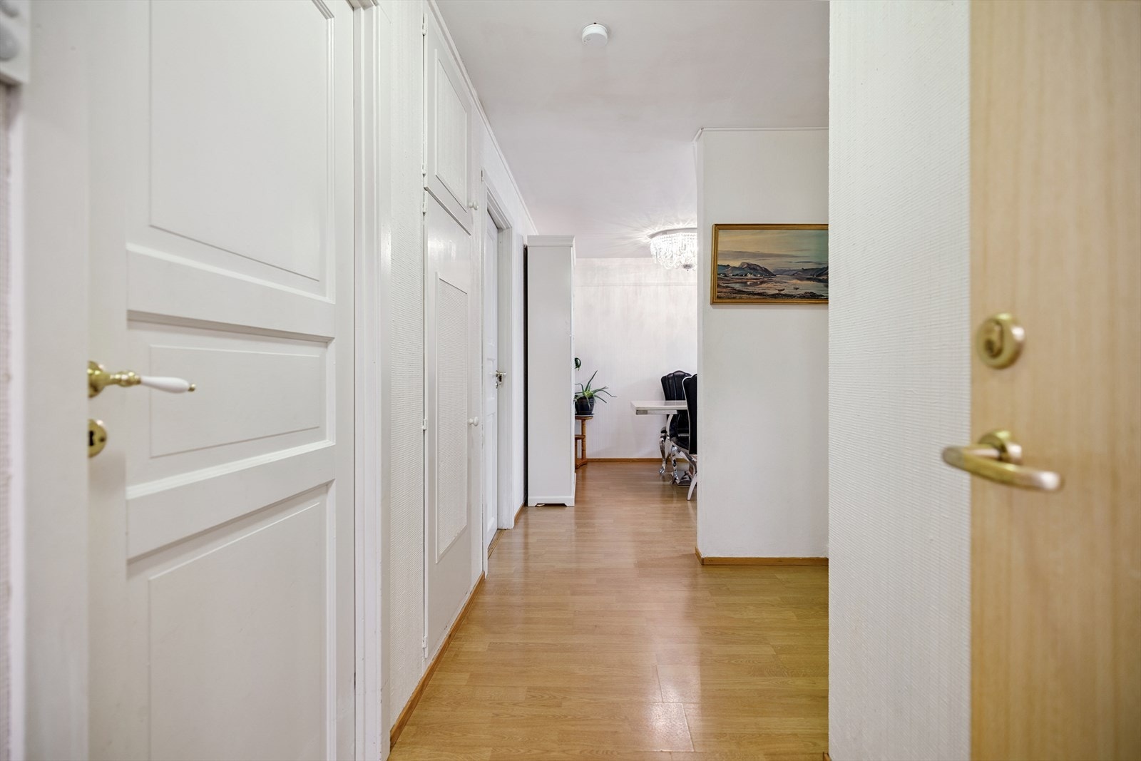 Gangen binder rommene sammen og bidrar til en god og naturlig flyt i leiligheten. Galleribilde