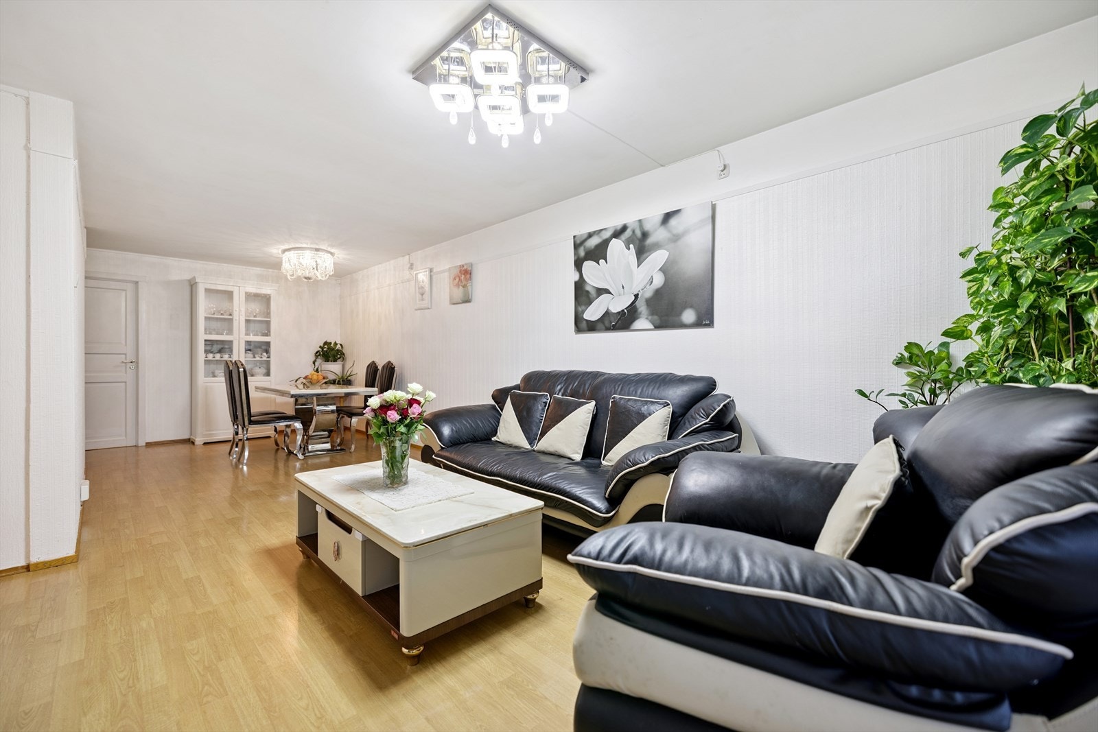 Behagelig og jevn oppvarming sikres med vannbåren varme via radiatorer i de fleste rom. à konto oppvarming er inkl. i felleskostnadene. Galleribilde