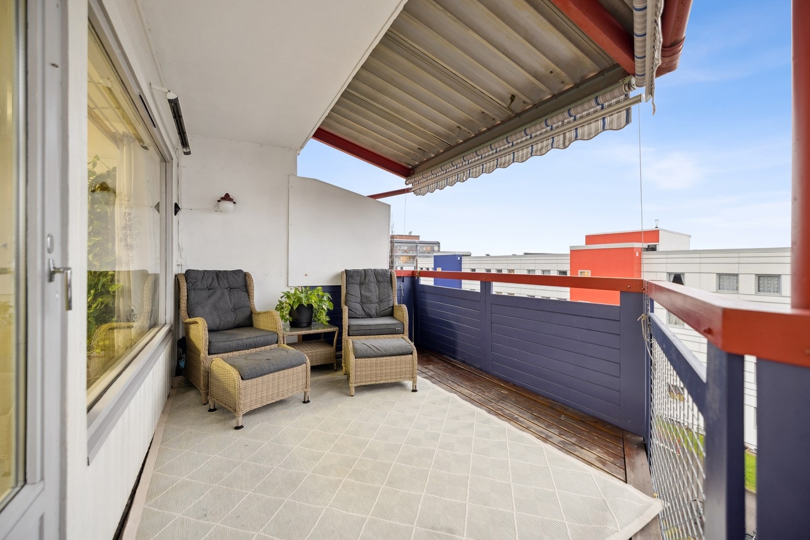 Fra stuen er det utgang til en romslig balkong på 12 m² med markise. Galleribilde