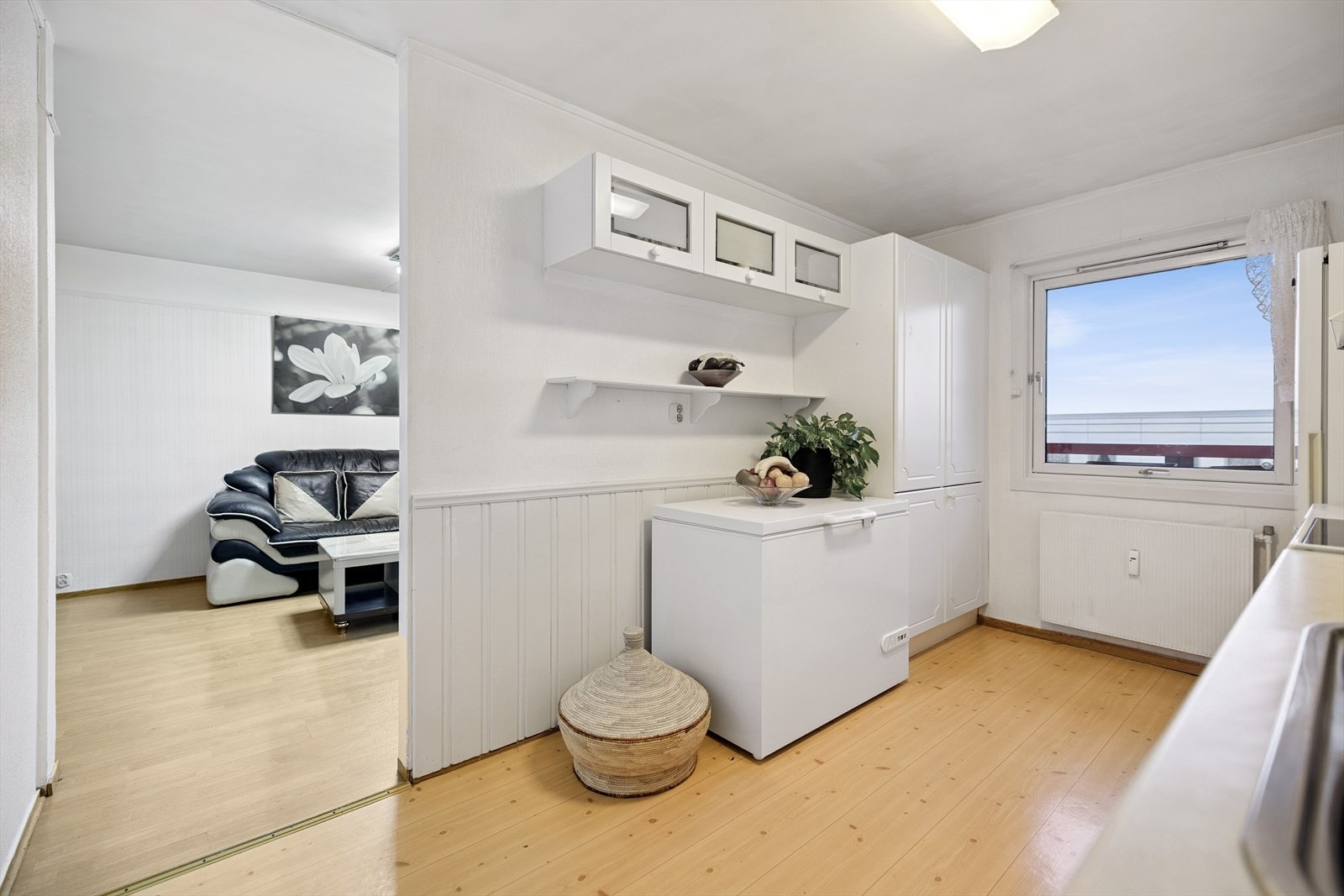 Kjøkkenet har en delvis åpen løsning mot stuen, som skaper en sosial sone. Det er lettvegg mellom stue og kjøkken om man ønsker helt åpen løsning. Galleribilde