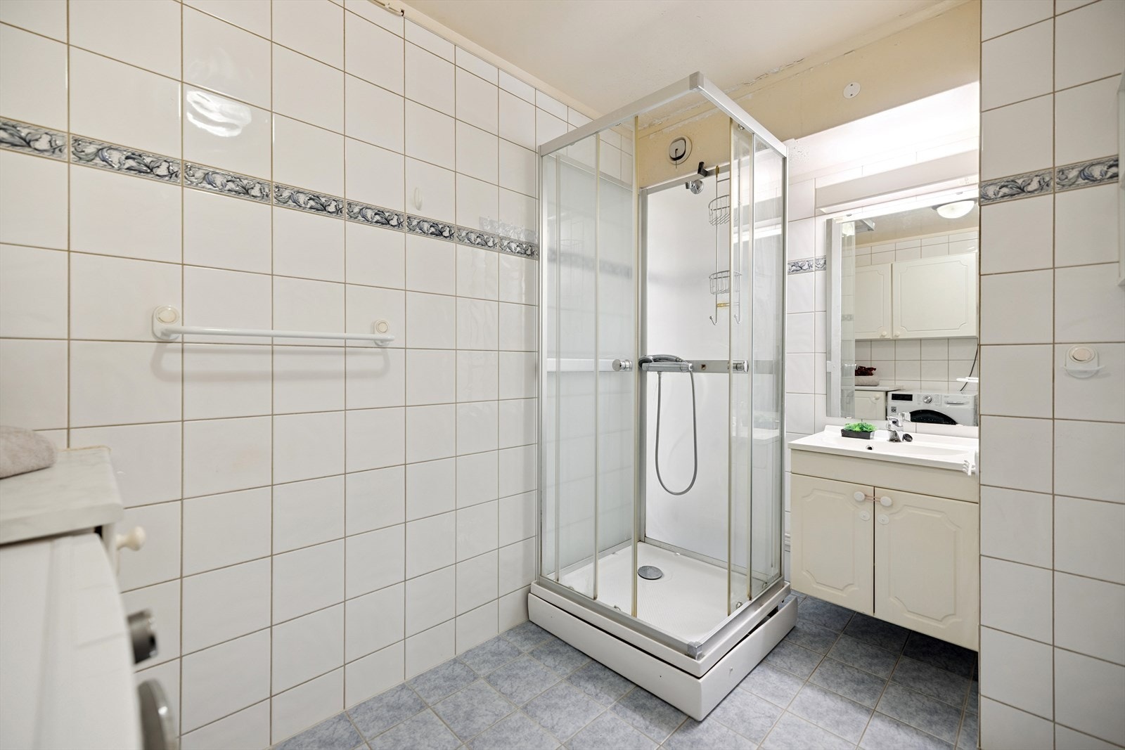 Badet er innredet med servant med underskap, speil og belysning. Galleribilde