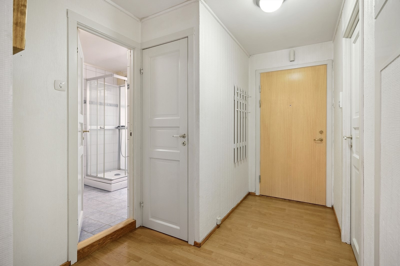 Fra gangen er det også adkomst til bad og et separat toalettrom. Galleribilde