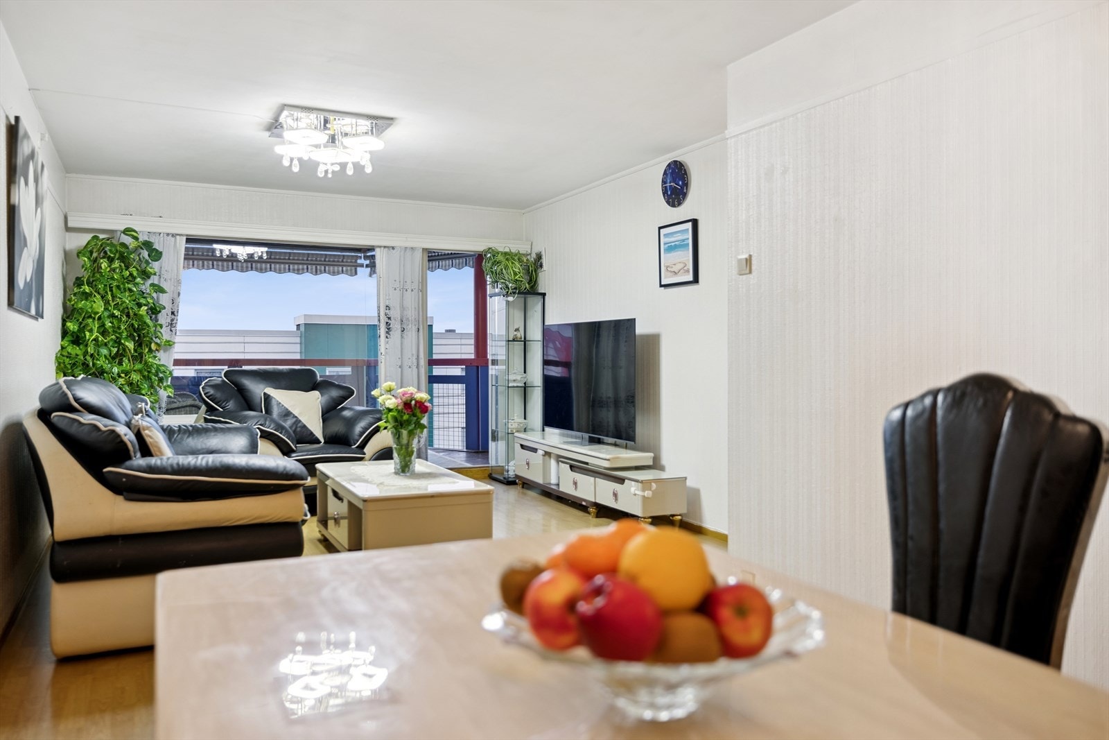 De store vindusflatene gir godt med dagslys og en åpen følelse i rommet. Galleribilde