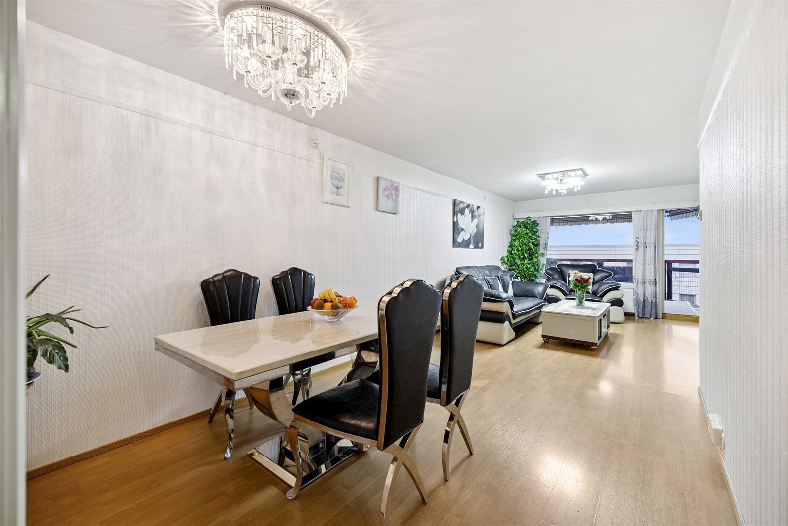 I stuen er det god plass til så vel spisebord som sittegruppe. Galleribilde