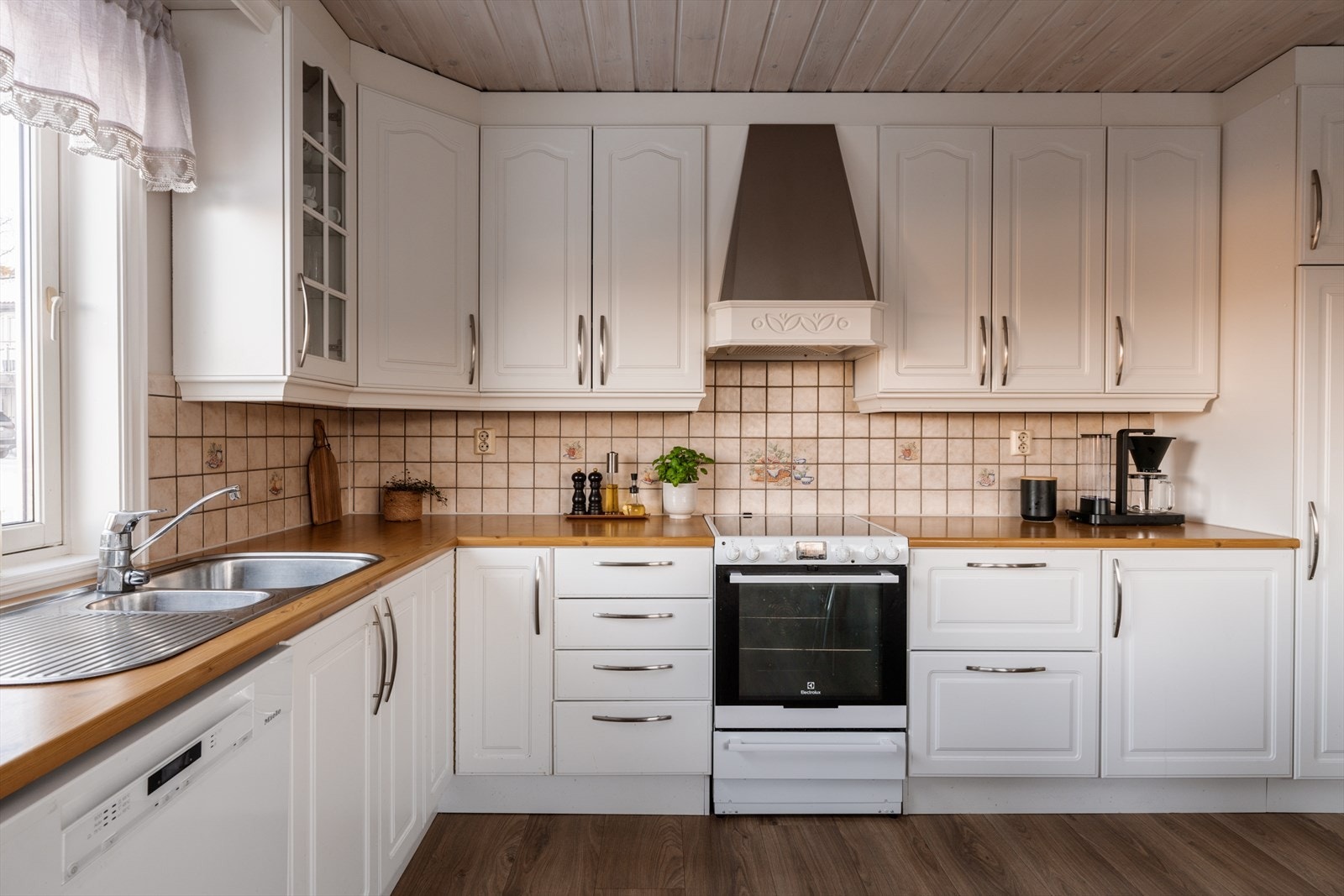 Her får dere rikelig med oppbevaringsplass i både skuffer og skap. Galleribilde